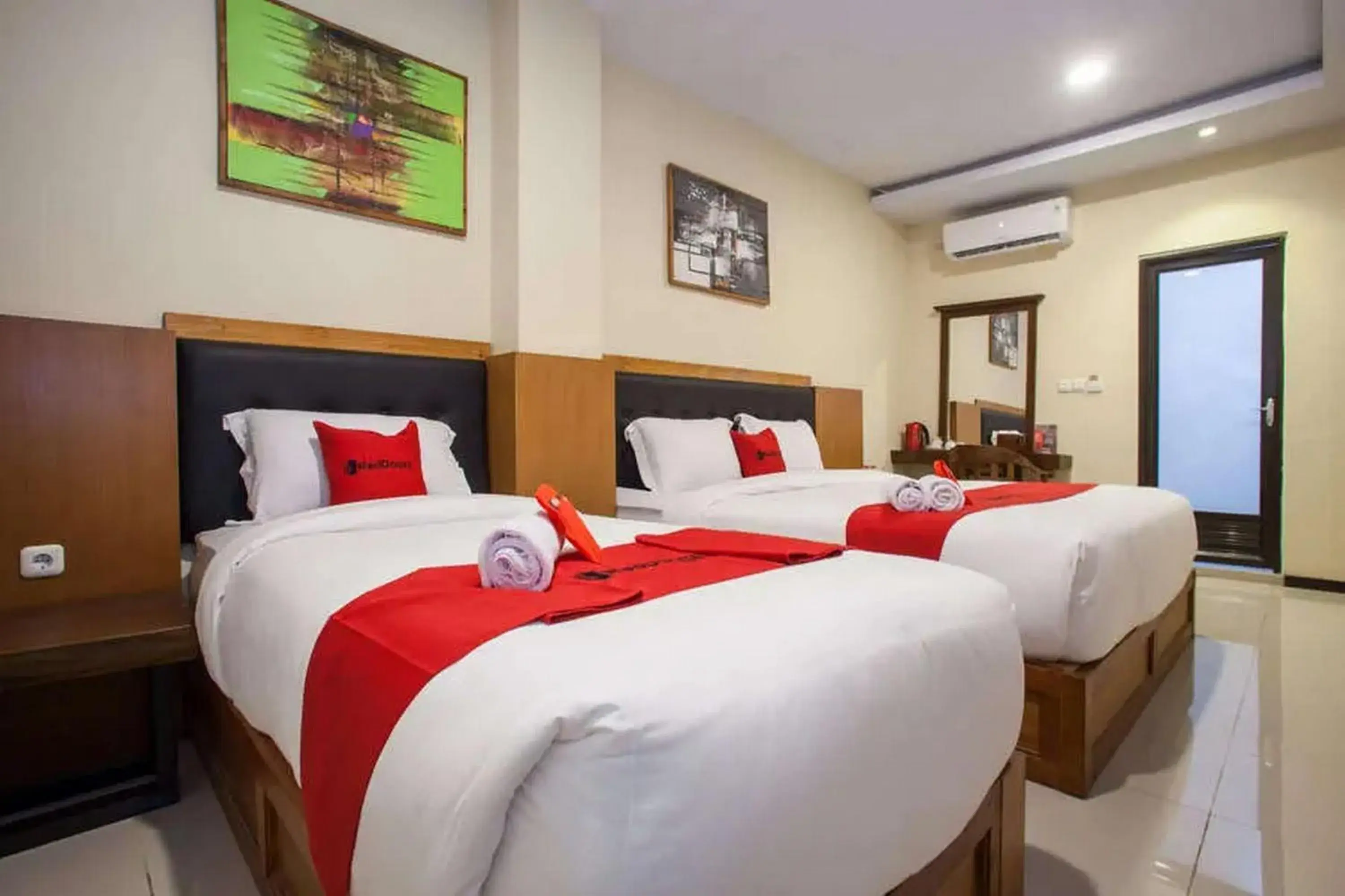 Family Room in RedDoorz Premium @ Jalan Cengkeh Malang Family Room in RedDoorz Premium @ Jalan Cengkeh Malang