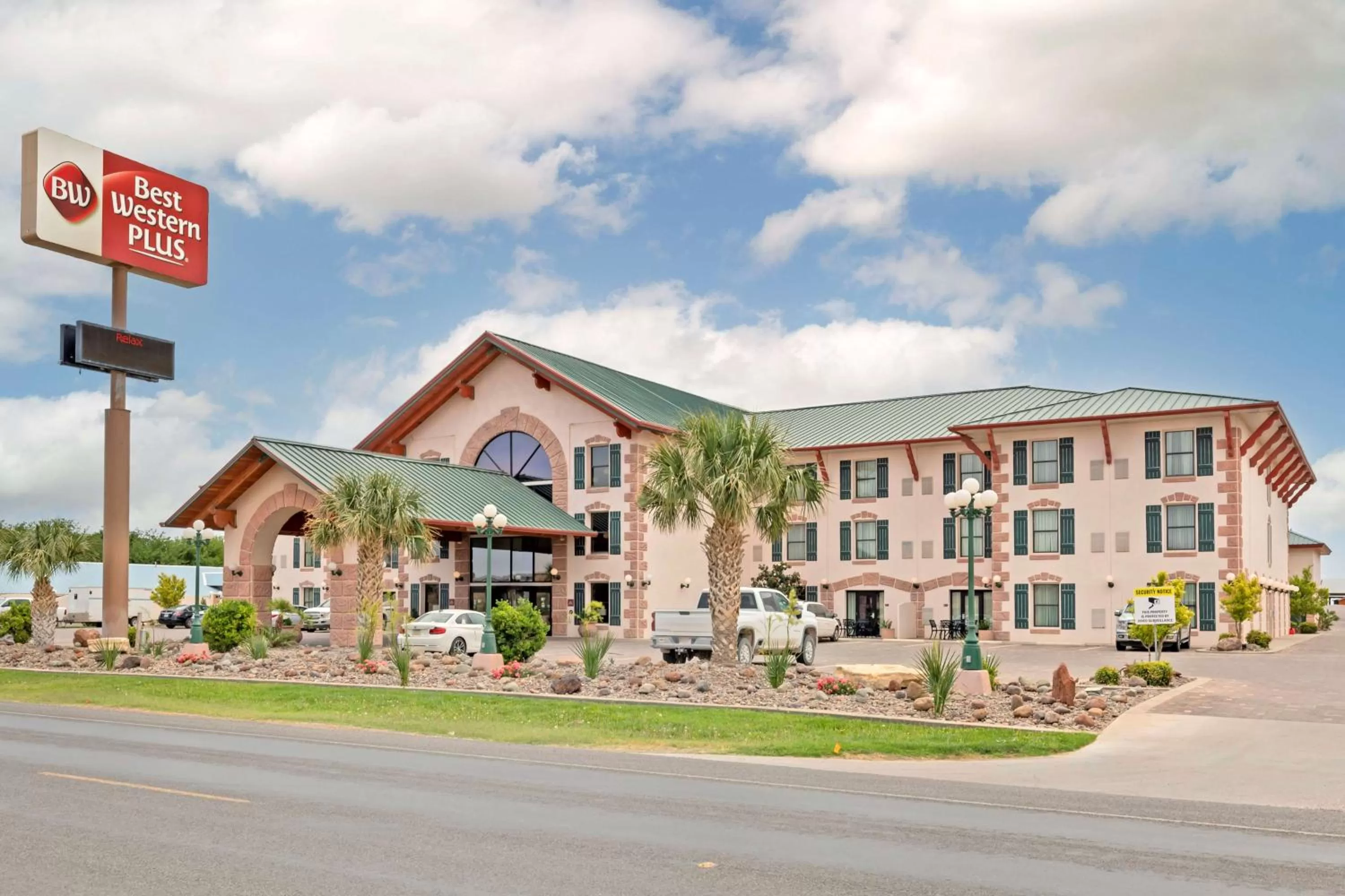 Property building in Best Western Plus Swiss Chalet Hotel & Suites