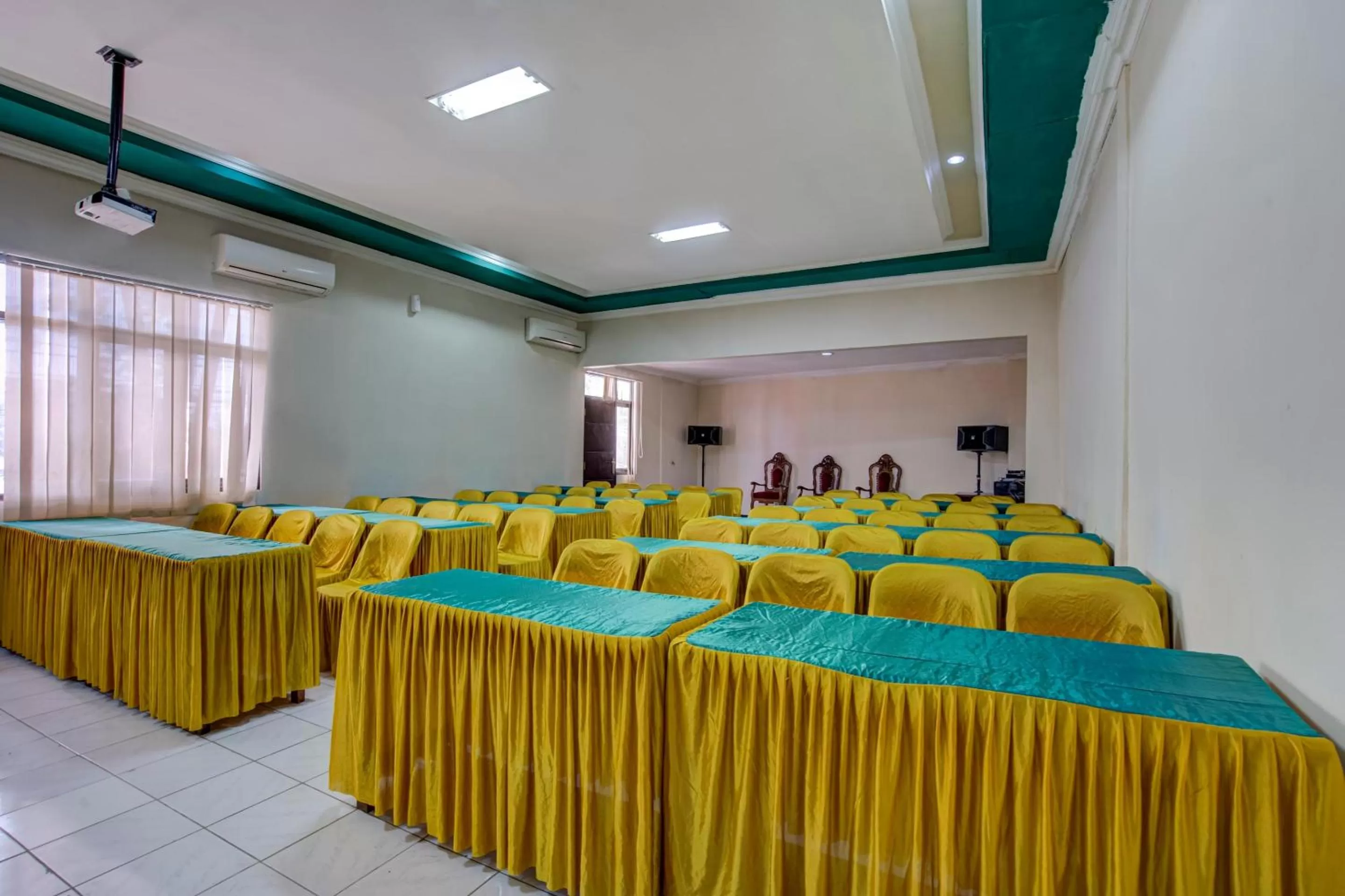 Business facilities in OYO 3862 Syariah Hotel Pandan Wangi