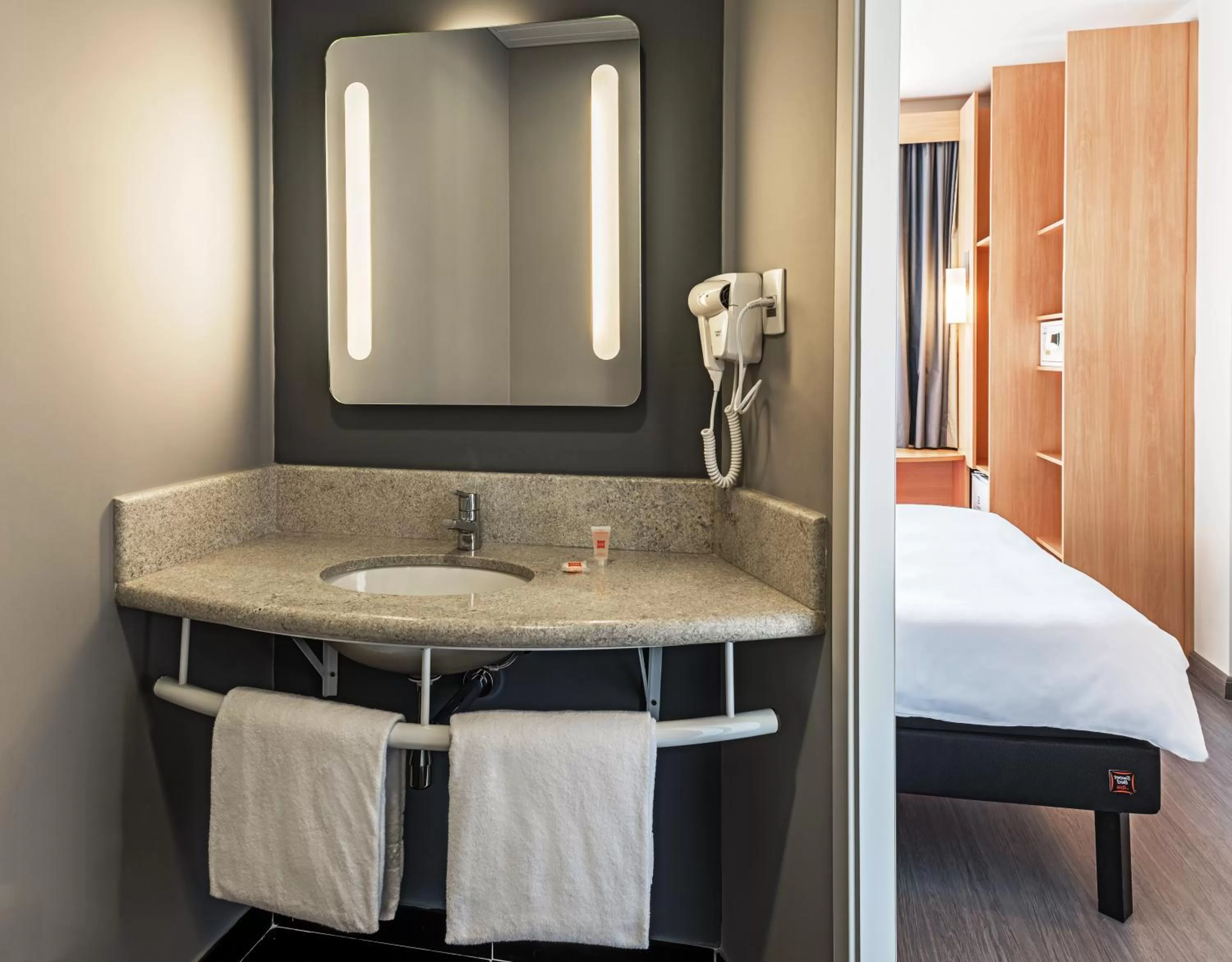 Bed in ibis Santos Valongo