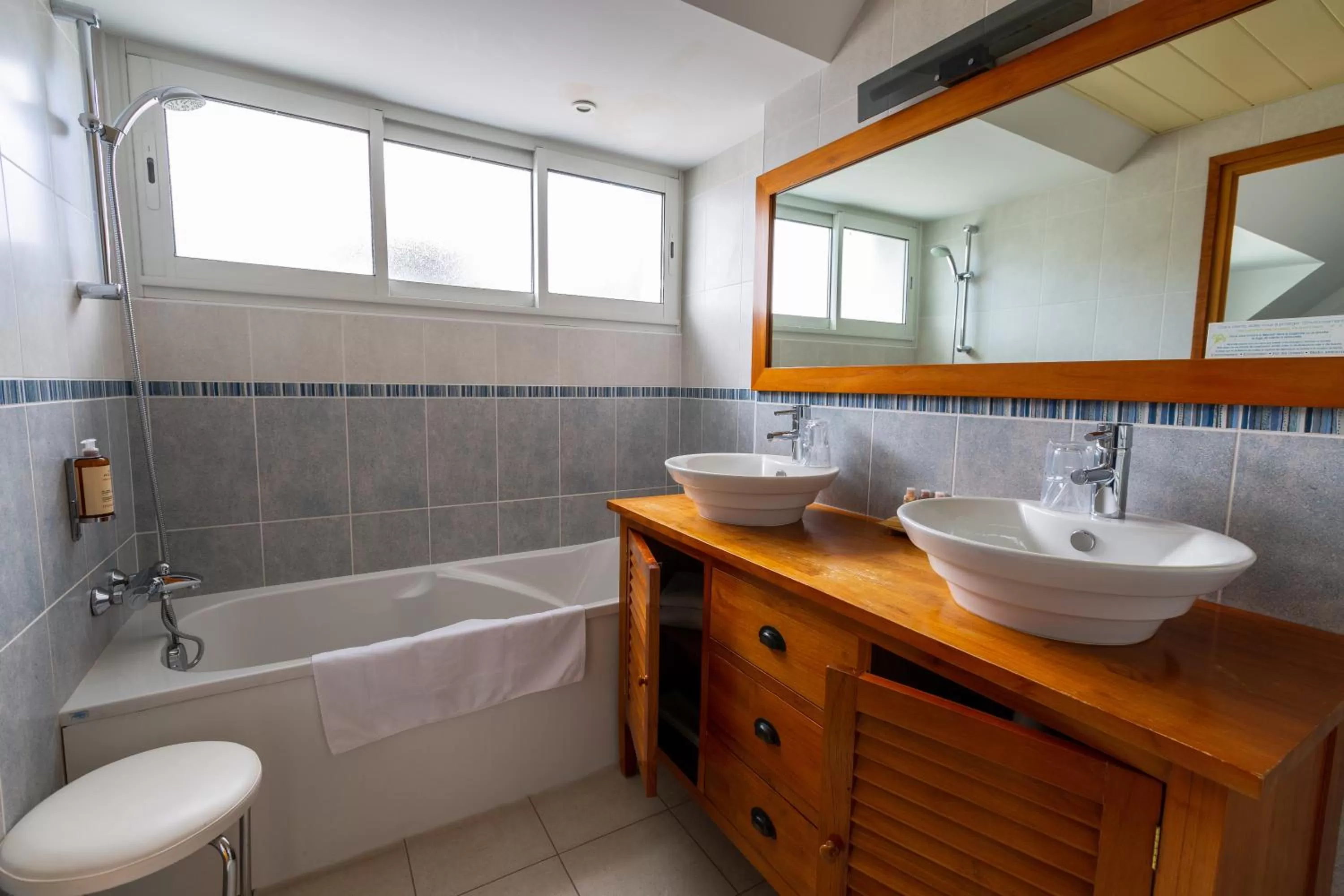 Bathroom in Le Diana Hôtel & Spa