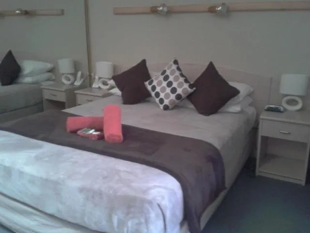 Bed in Elsinor Motor Lodge