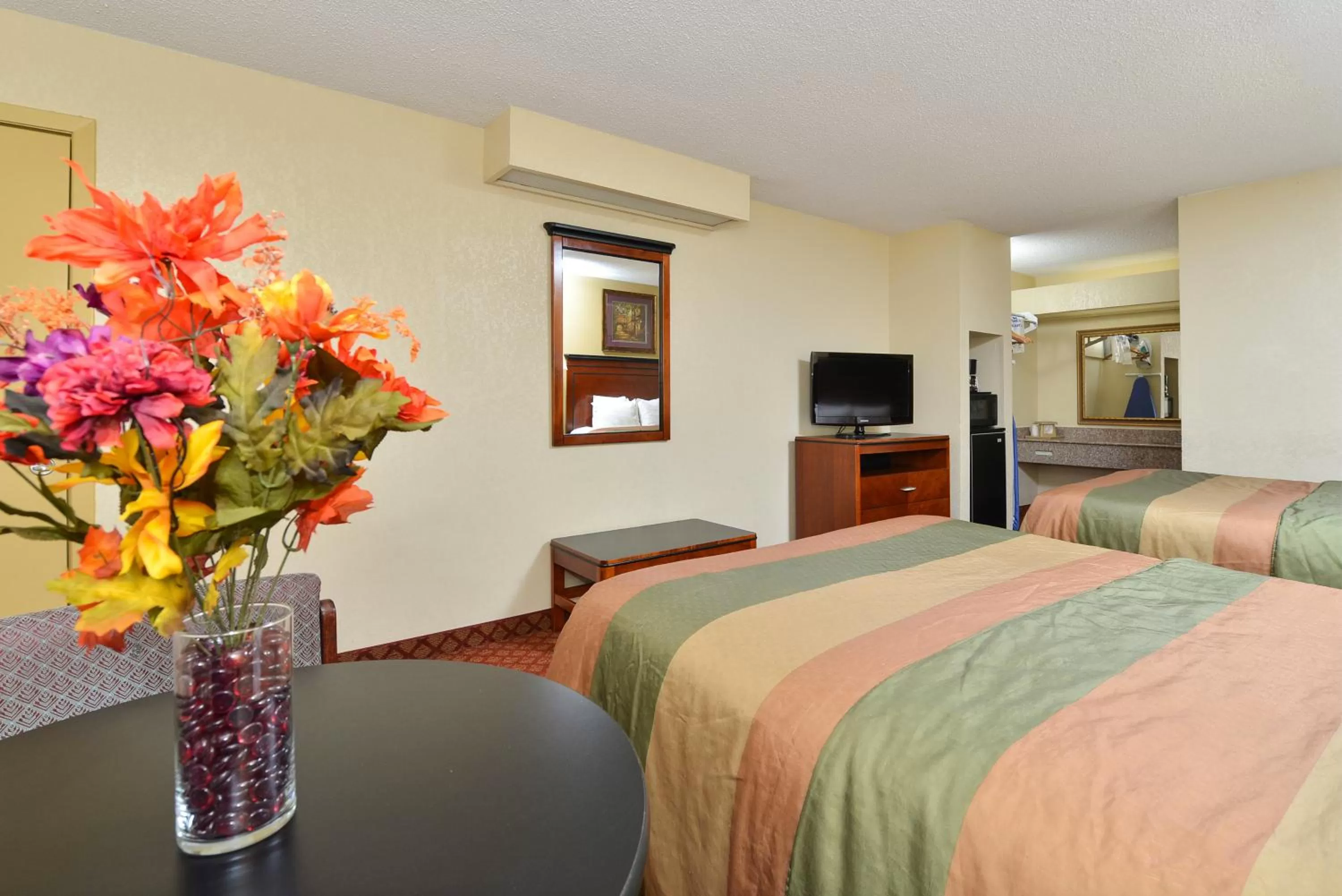Queen Room with Two Queen Beds Non-Smoking in Americas Best Value Inn - Brookhaven