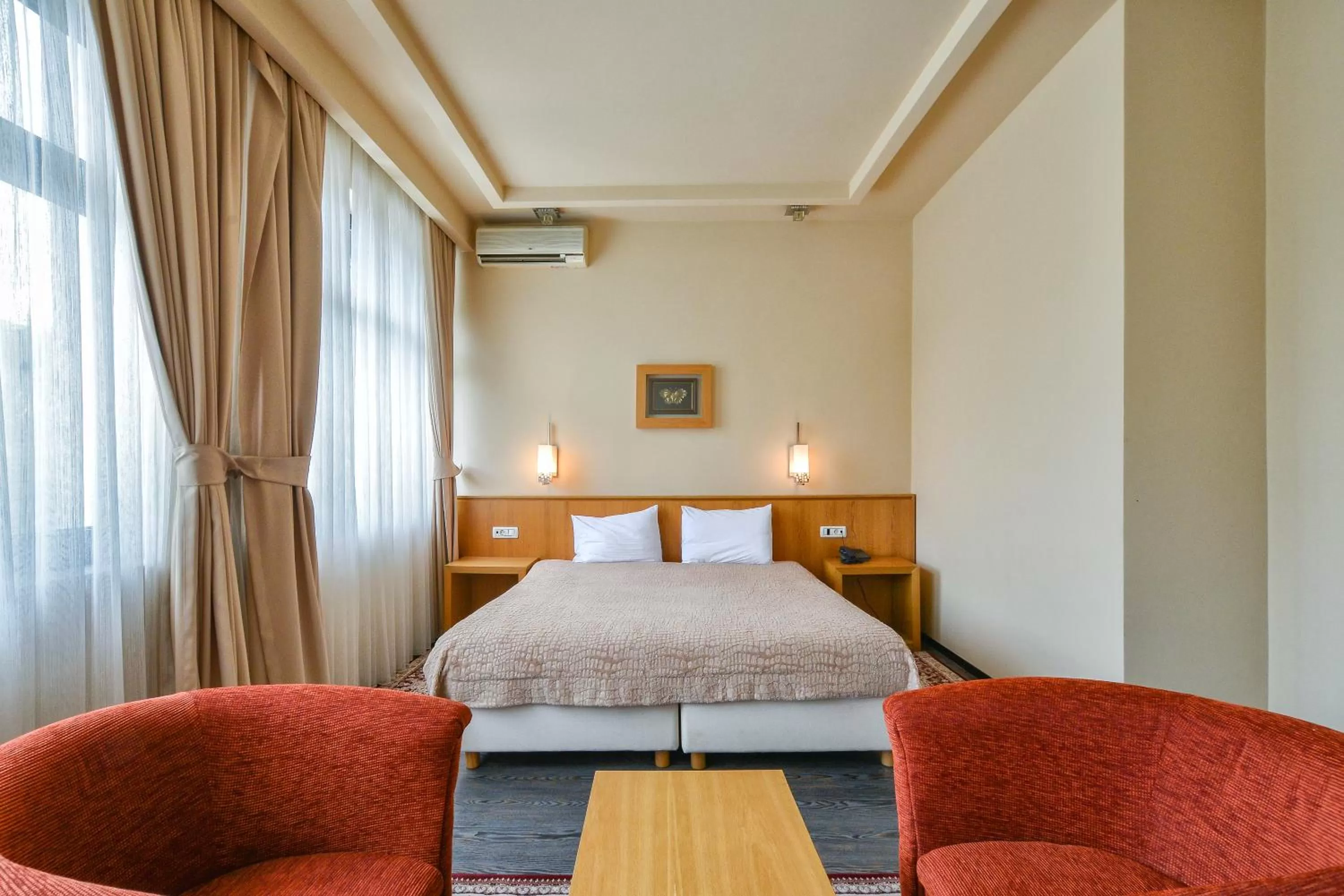 Seating area, Bed in Hotel Lirak