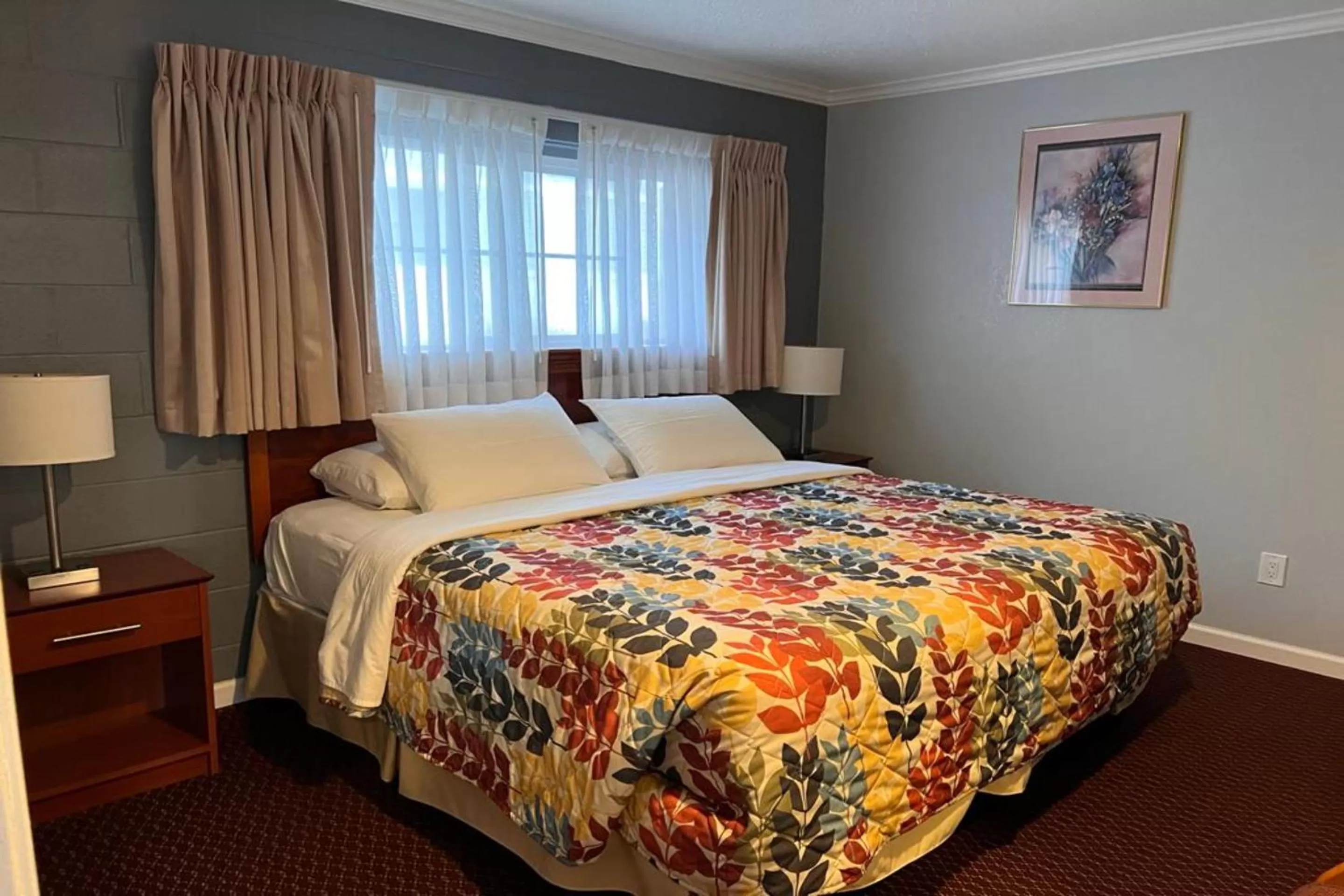 1 King Bed & 1 Queen Bed in The Islander Motel Santa Cruz