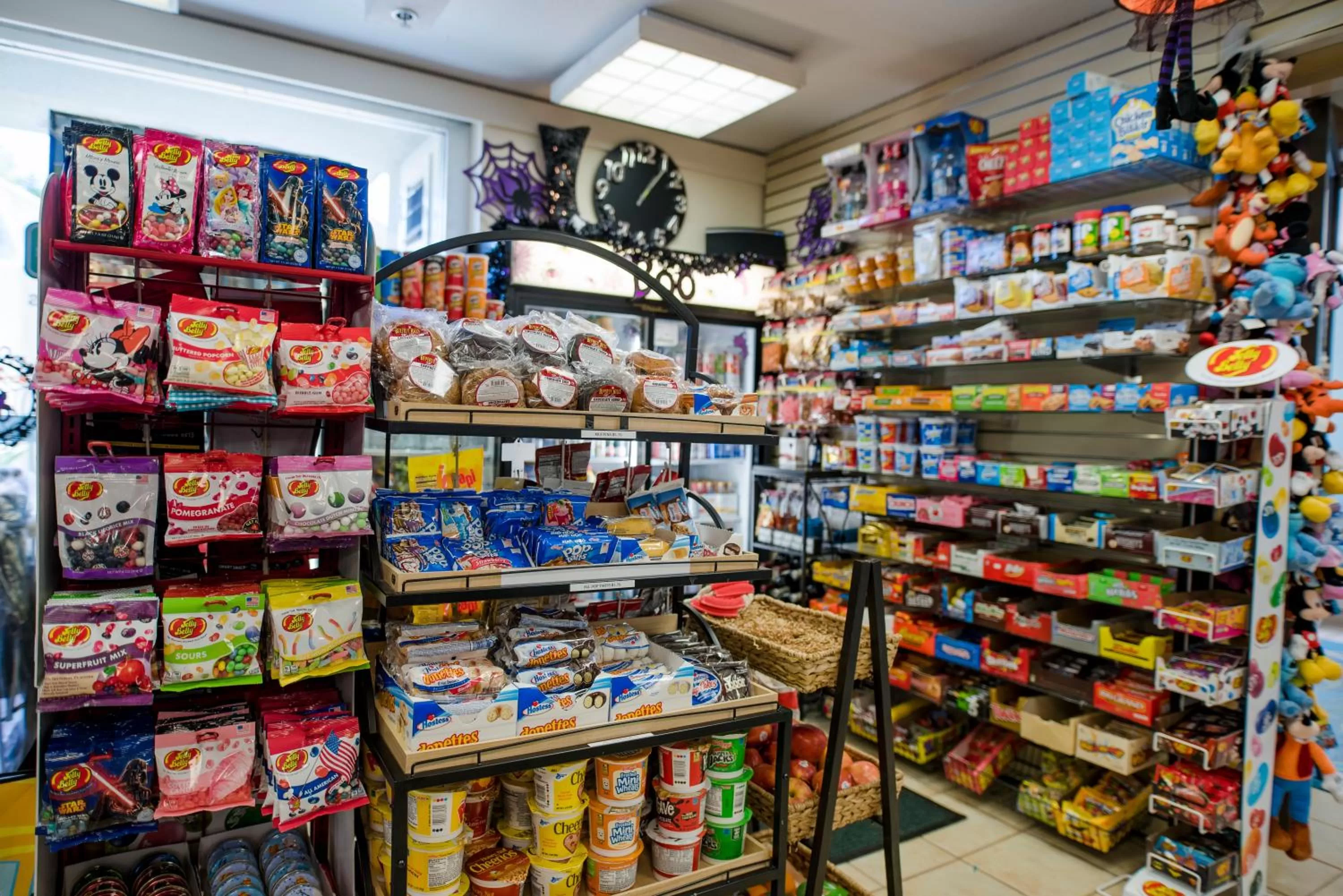 On-site shops in Howard Johnson by Wyndham Anaheim Hotel & Water Playground