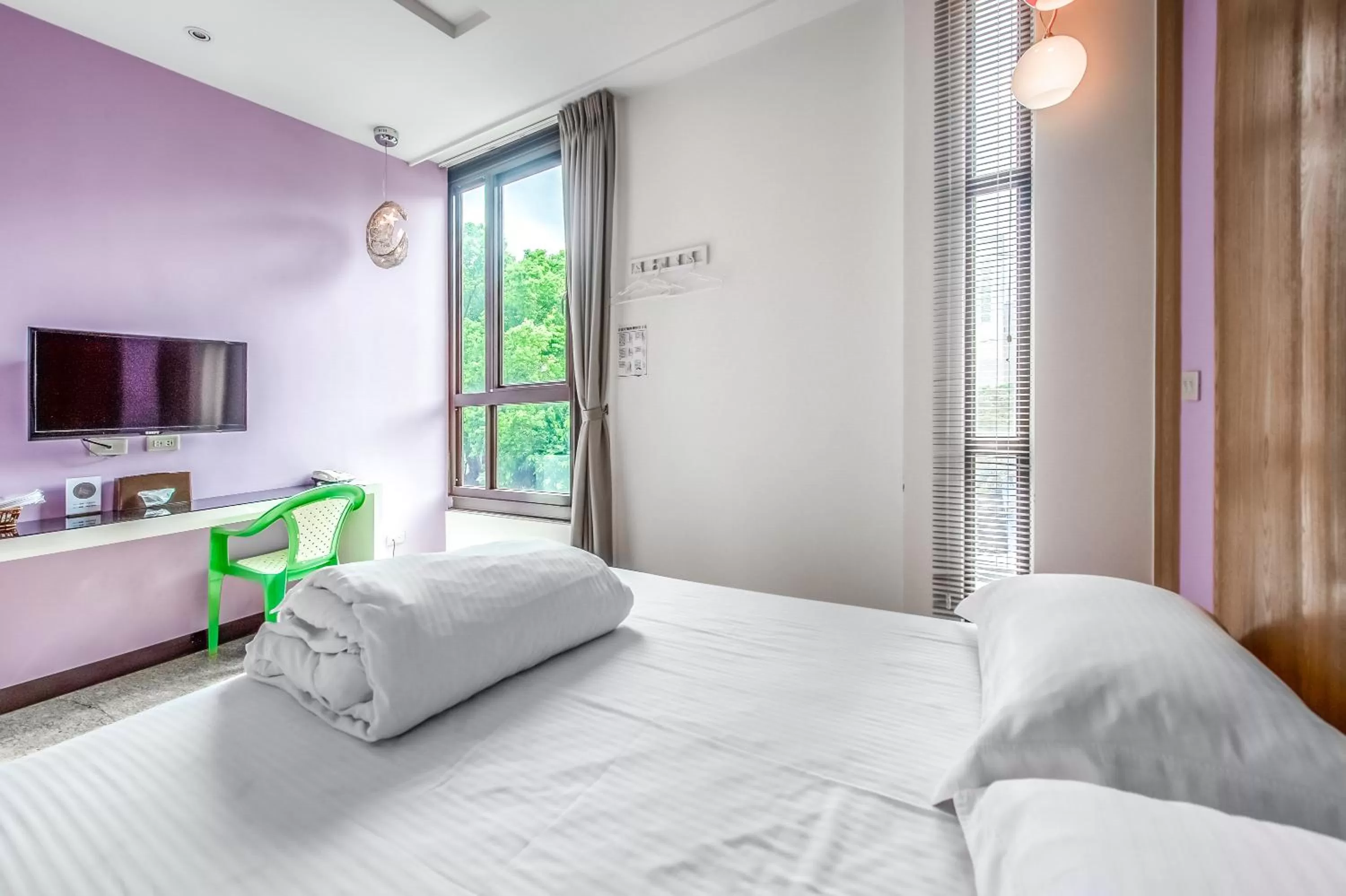 Photo of the whole room, Bed in lightness Station Inn