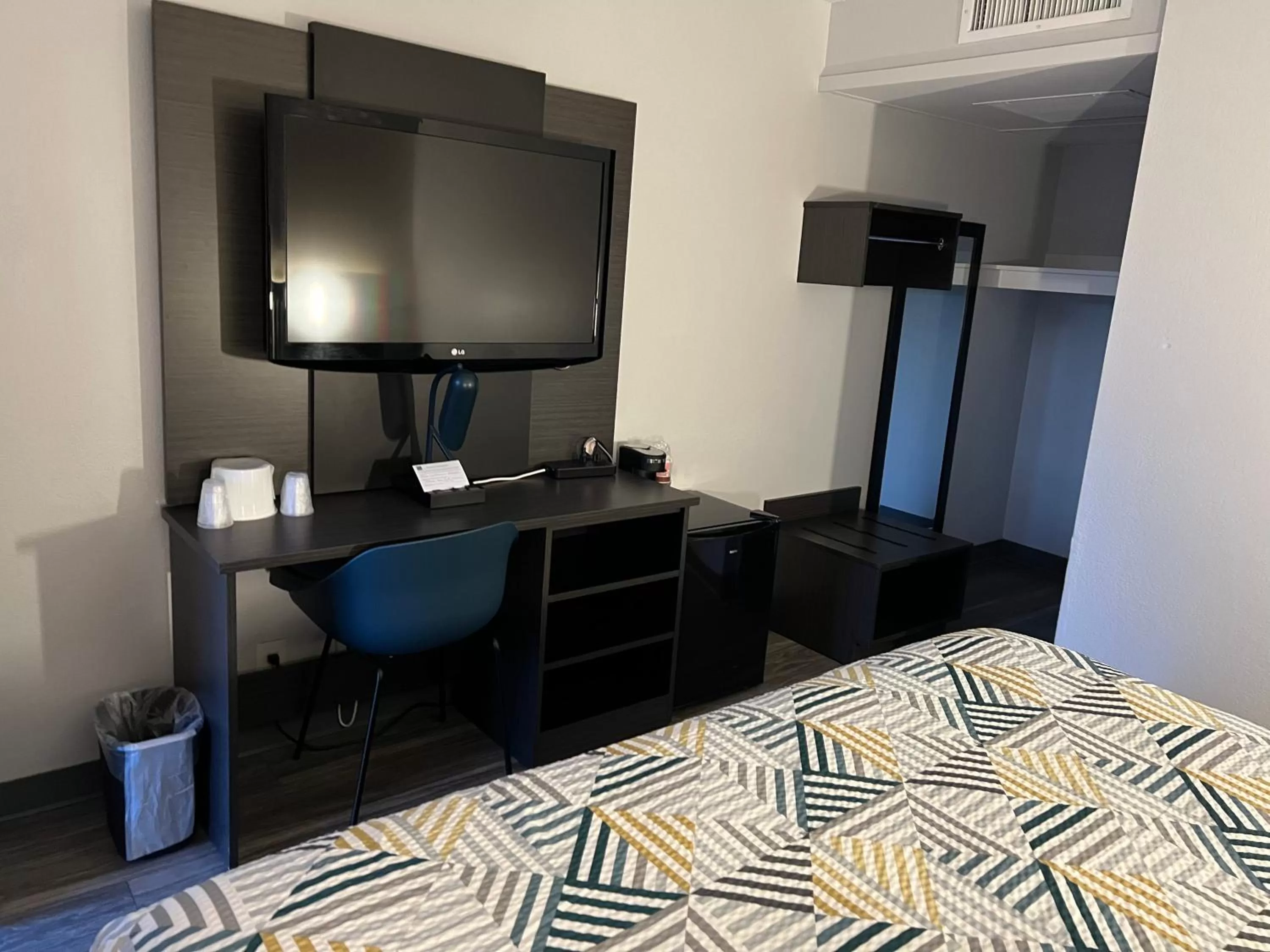 TV and multimedia, Bed in Motel 6-Ely, NV