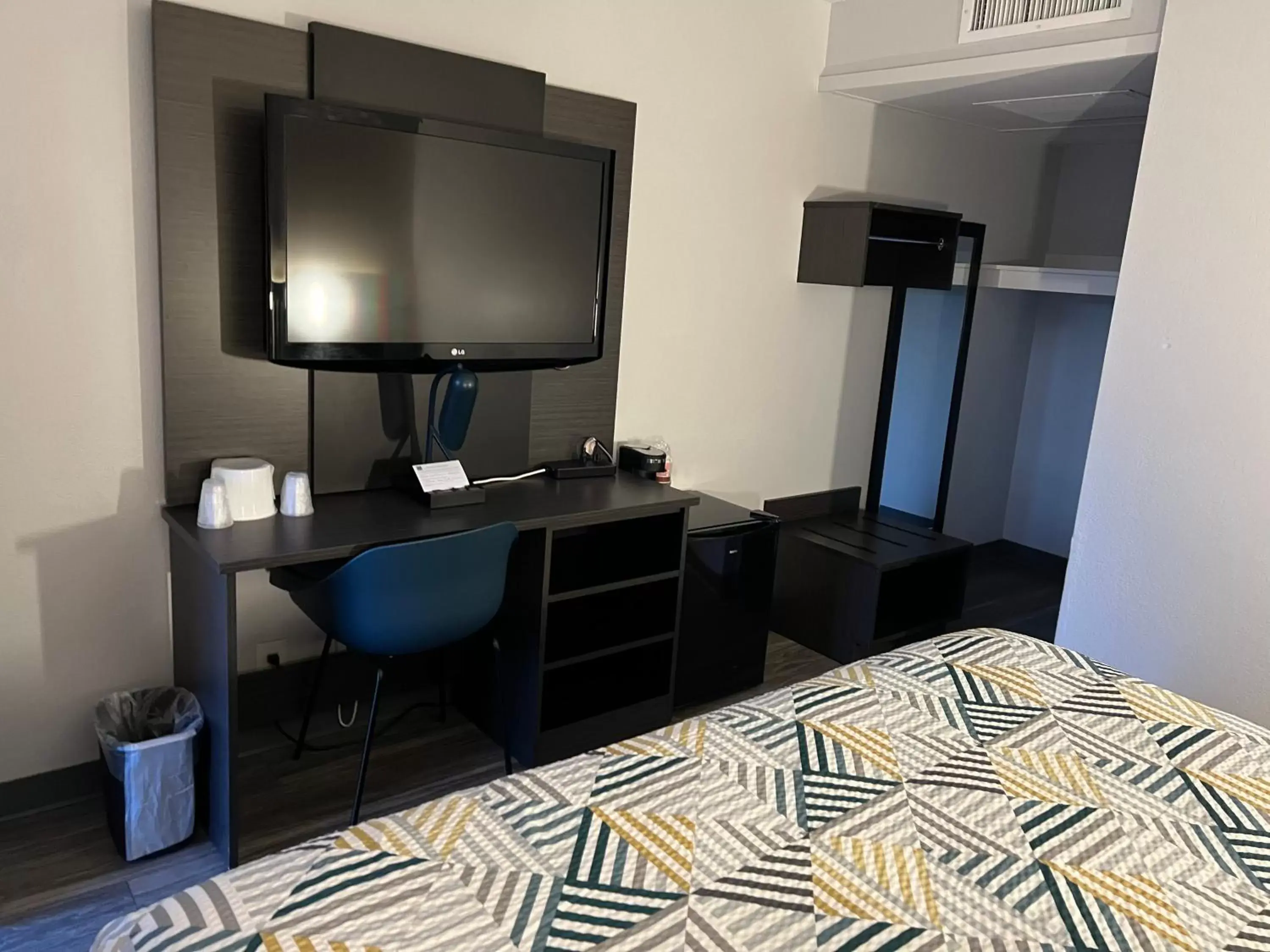 Queen Room - Disability Access - Roll in Shower in Motel 6-Ely, NV Queen Room - Disability Access - Roll in Shower in Motel 6-Ely, NV