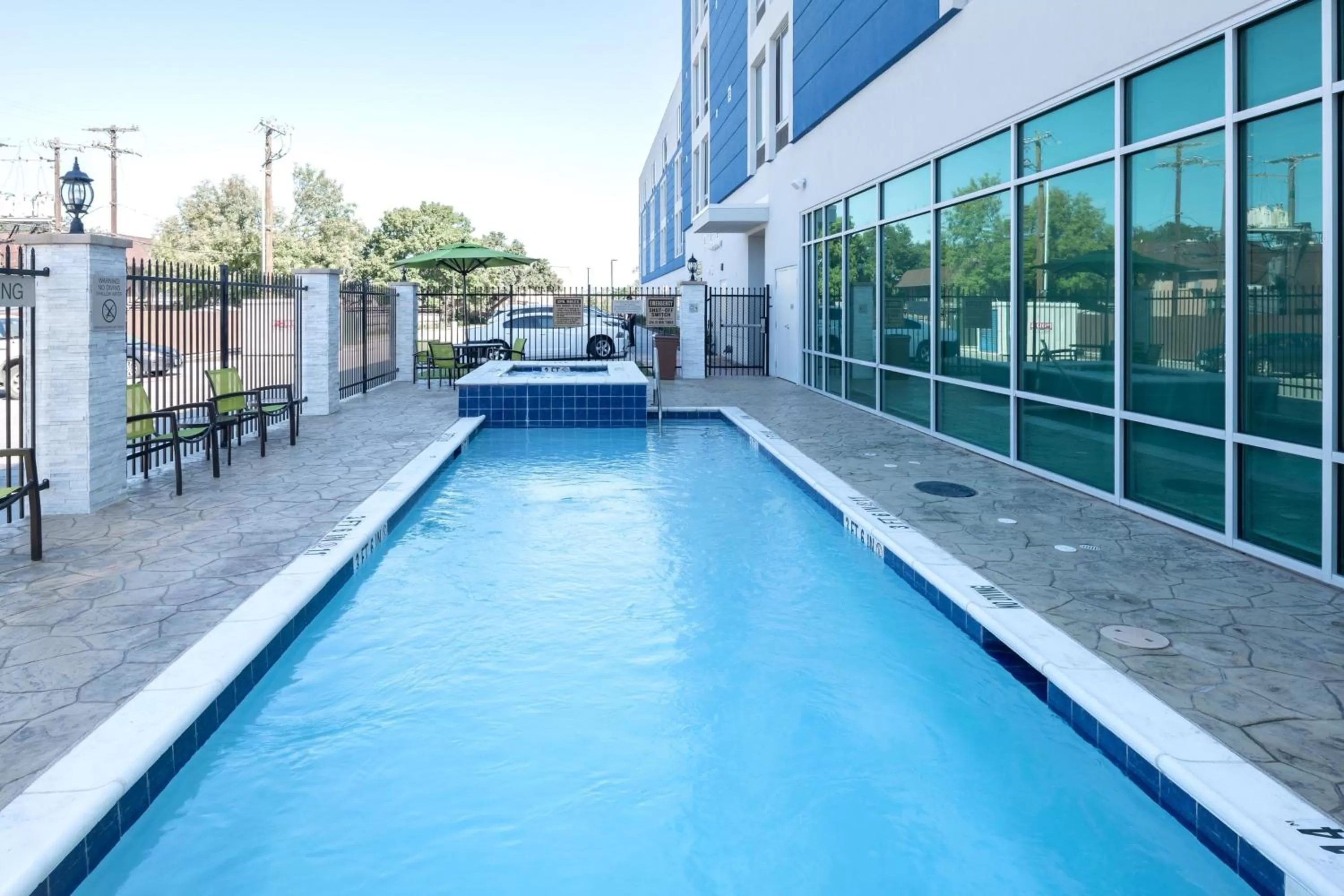 Swimming pool in SpringHill Suites Dallas Central Expressway