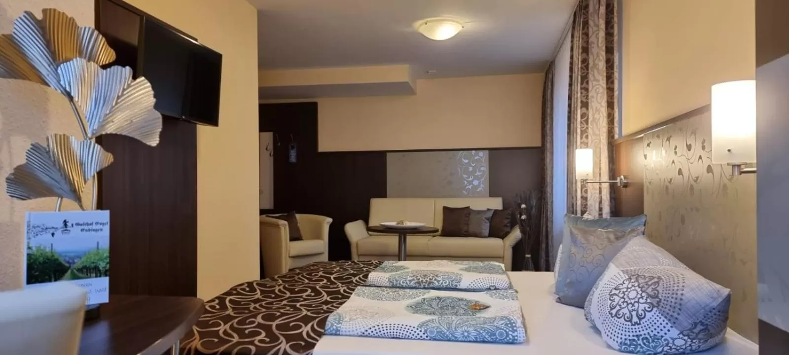 Property building, Bed in Hotel Engel