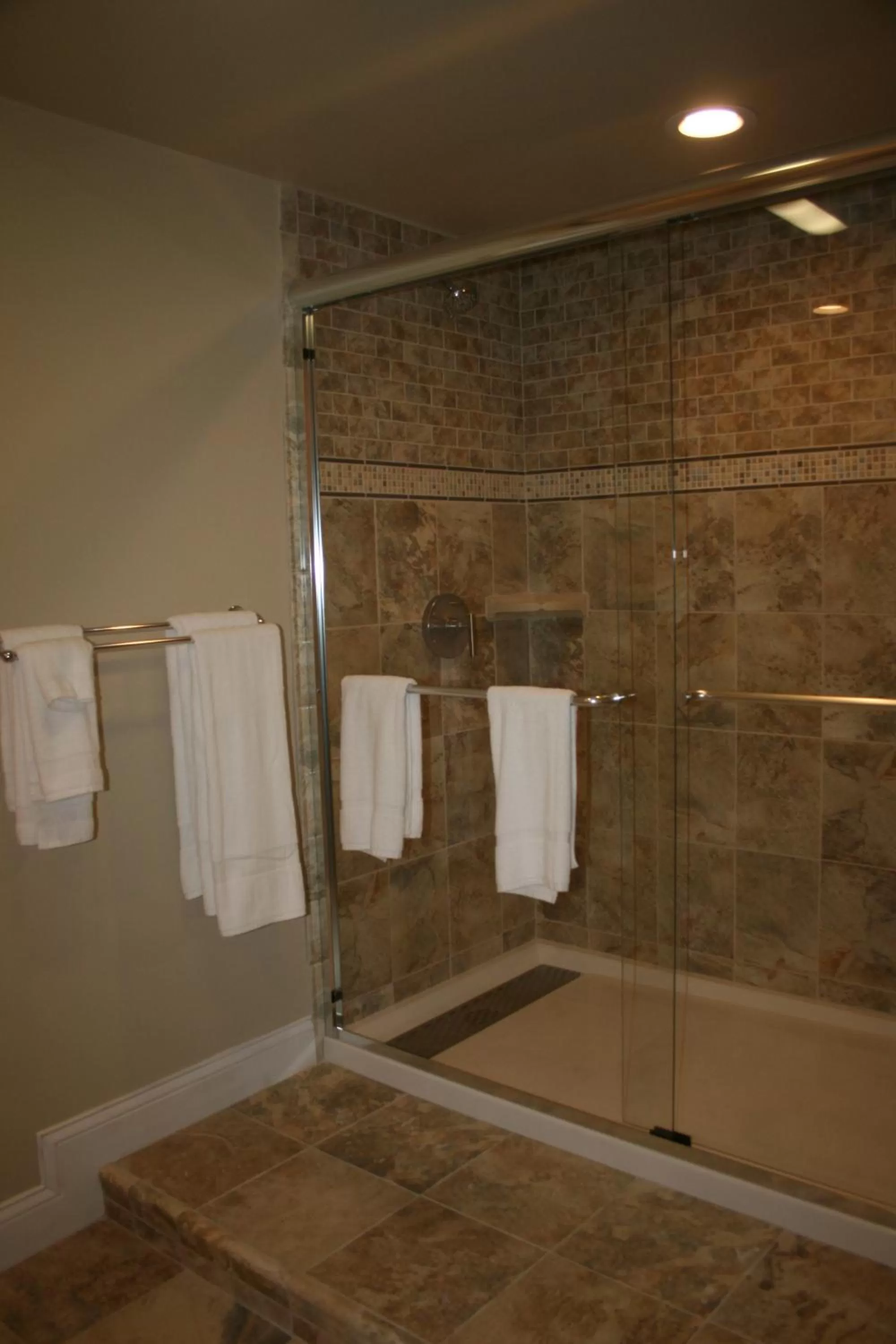 Bathroom in Shea's Riverside Inn & Motel