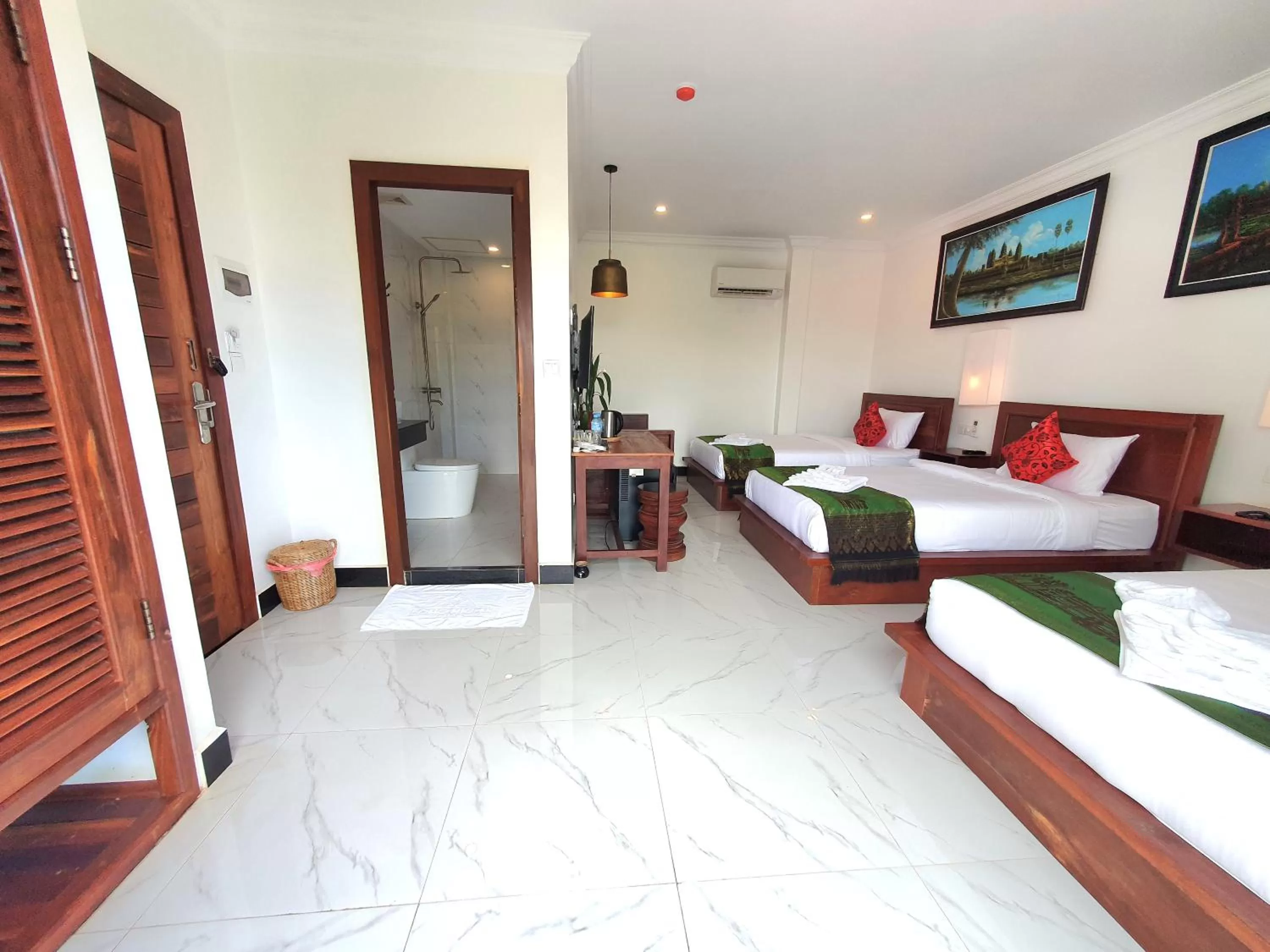 Photo of the whole room, Bed in Long Night Siem Reap Hotel