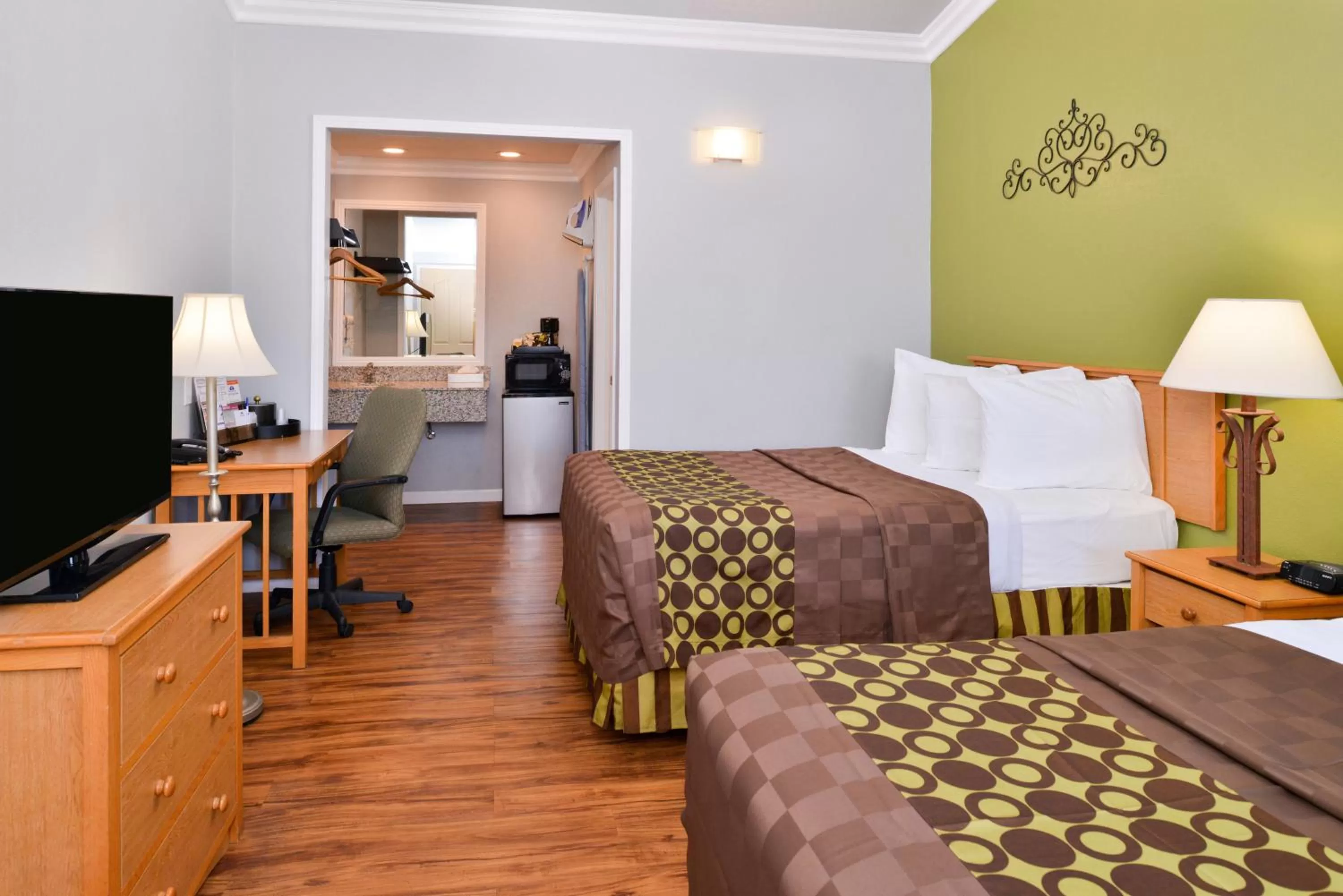 Bedroom, Bed in Americas Best Value Inn Los Banos