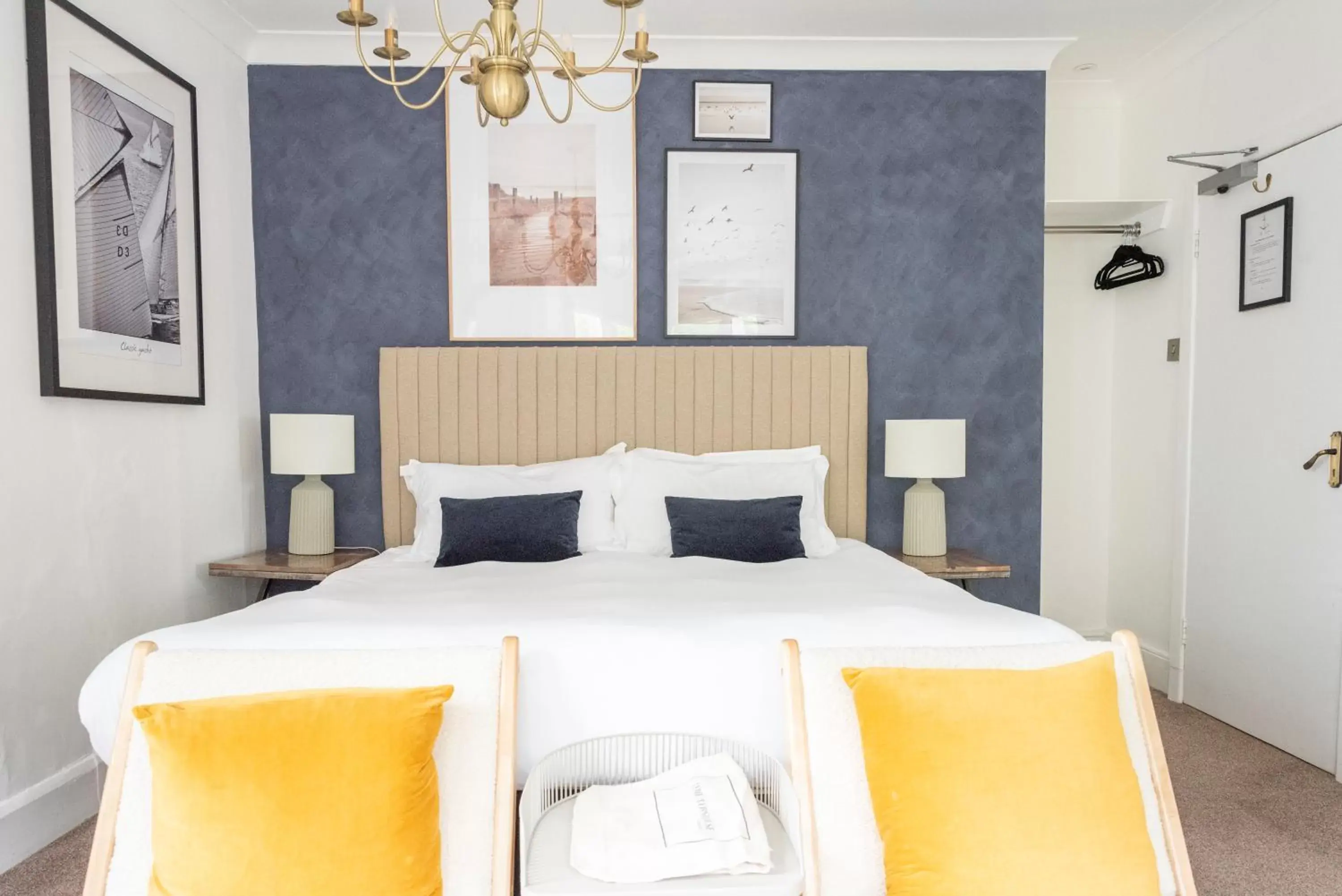 Large Double Room in Lyme Townhouse Large Double Room in Lyme Townhouse