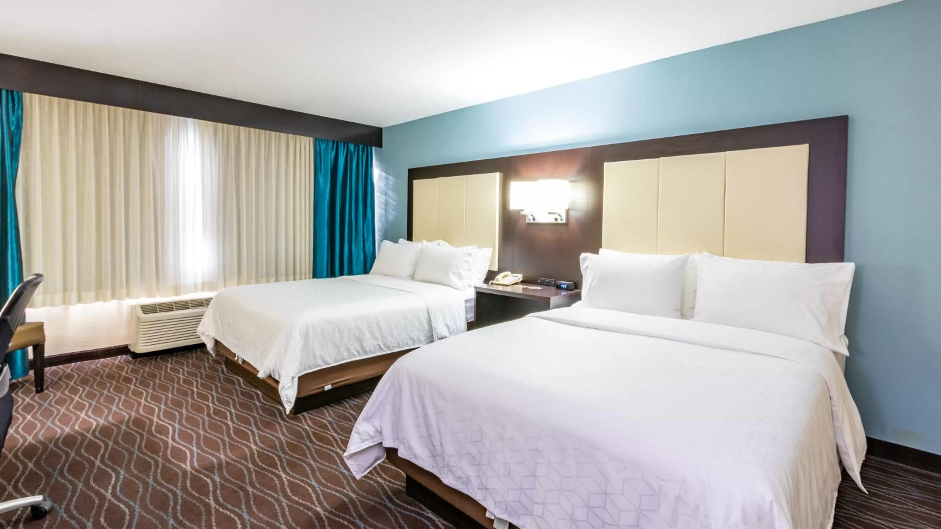 Bed in Holiday Inn Express Boise Downtown by IHG