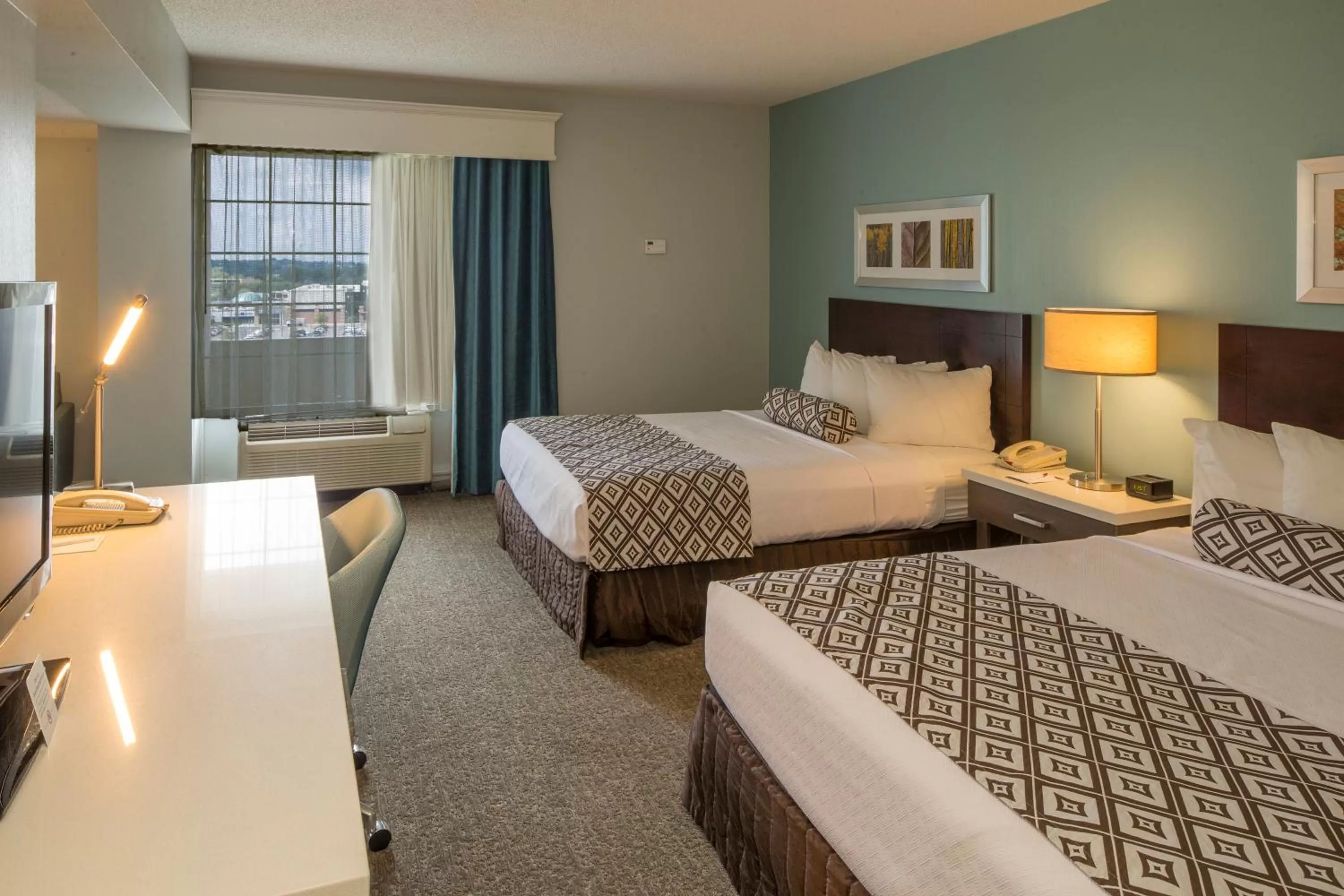 Photo of the whole room, Bed in Crowne Plaza Hotel and Suites Pittsburgh South by IHG