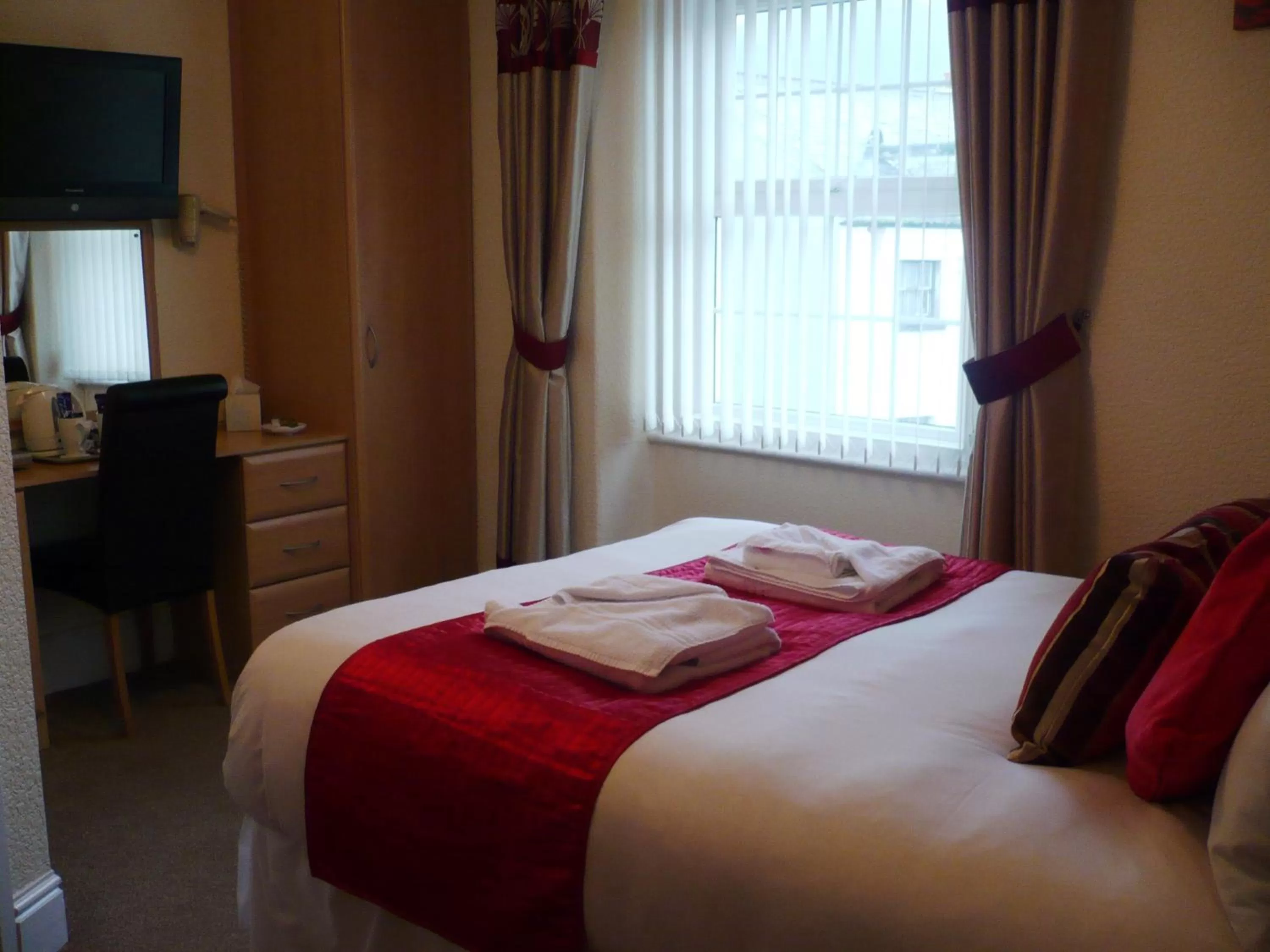 Bedroom, Bed in Milverton House