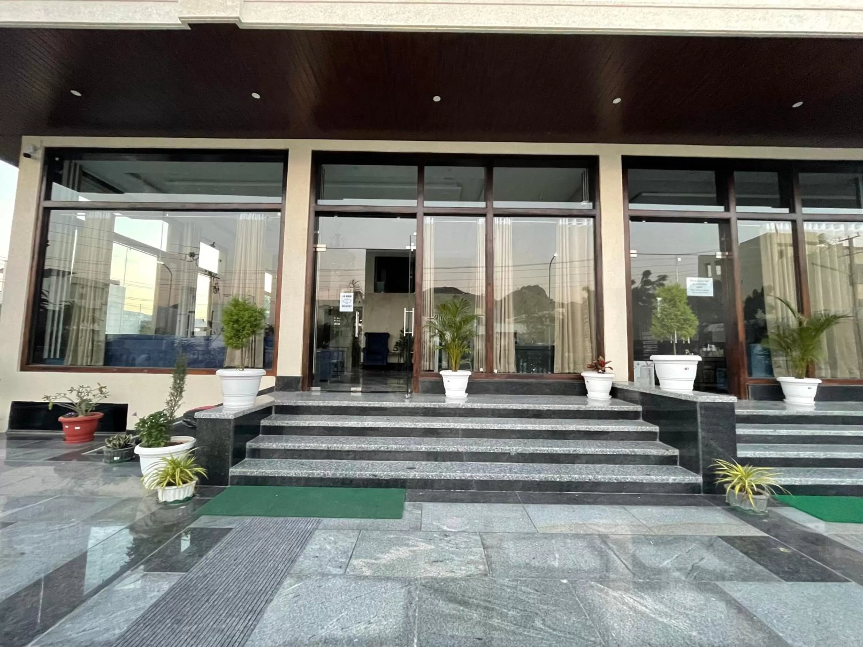 Facade/entrance in Clover Inn