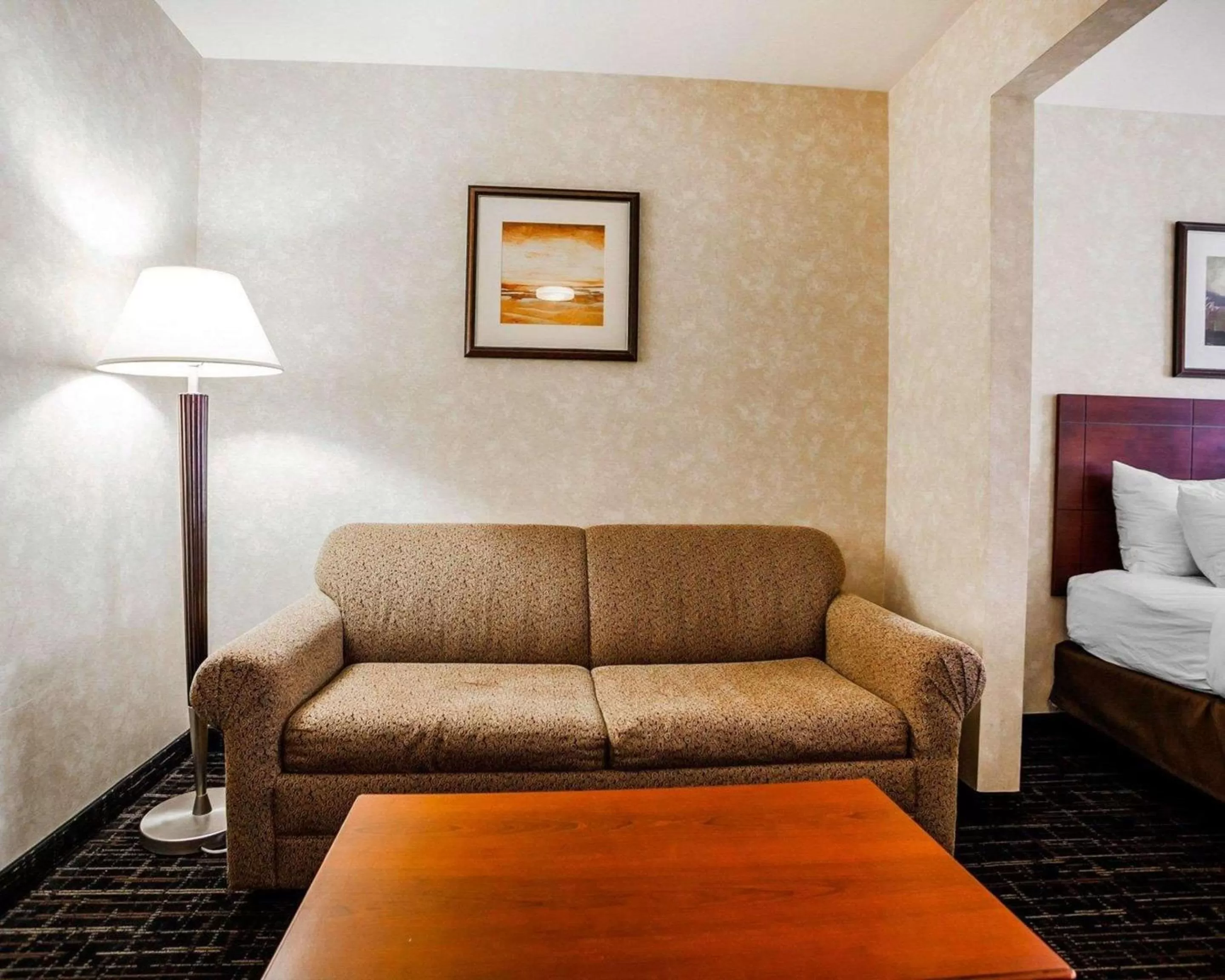 Photo of the whole room, Bed in Comfort Suites Independence - Kansas City