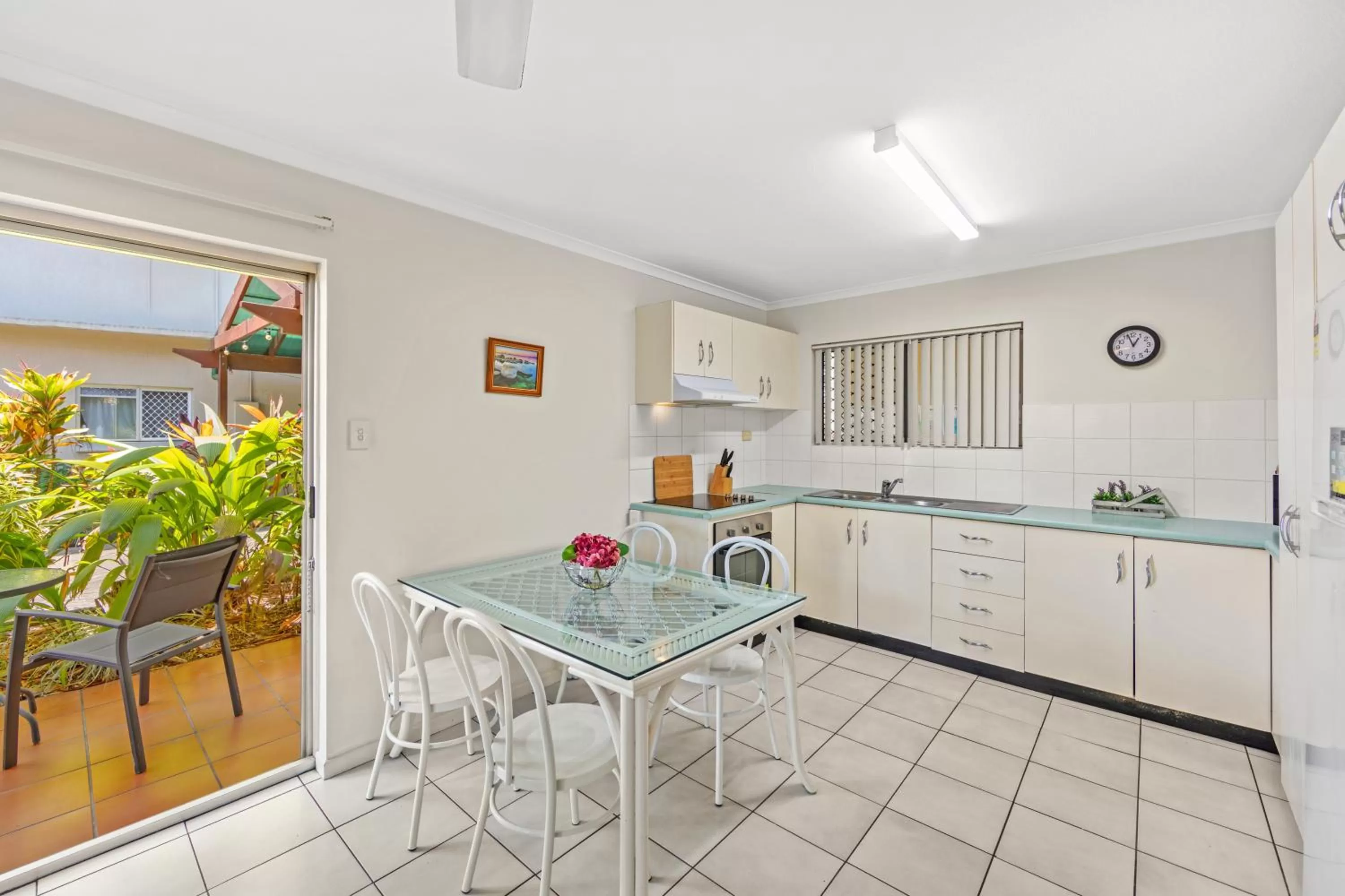 Kitchen or kitchenette in Koala Court Holiday Apartments