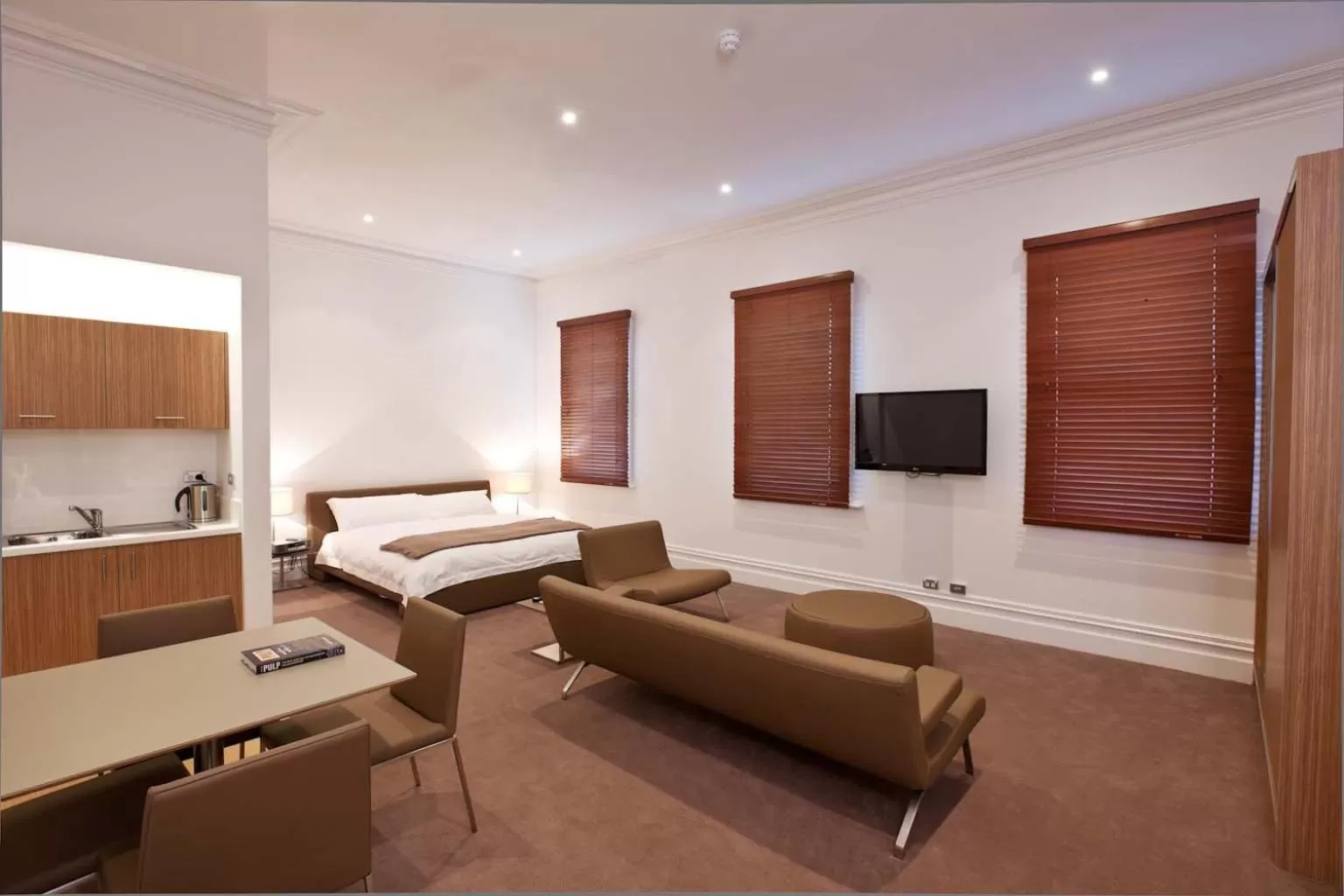 Kitchen or kitchenette, Bed in Ikon Hotel