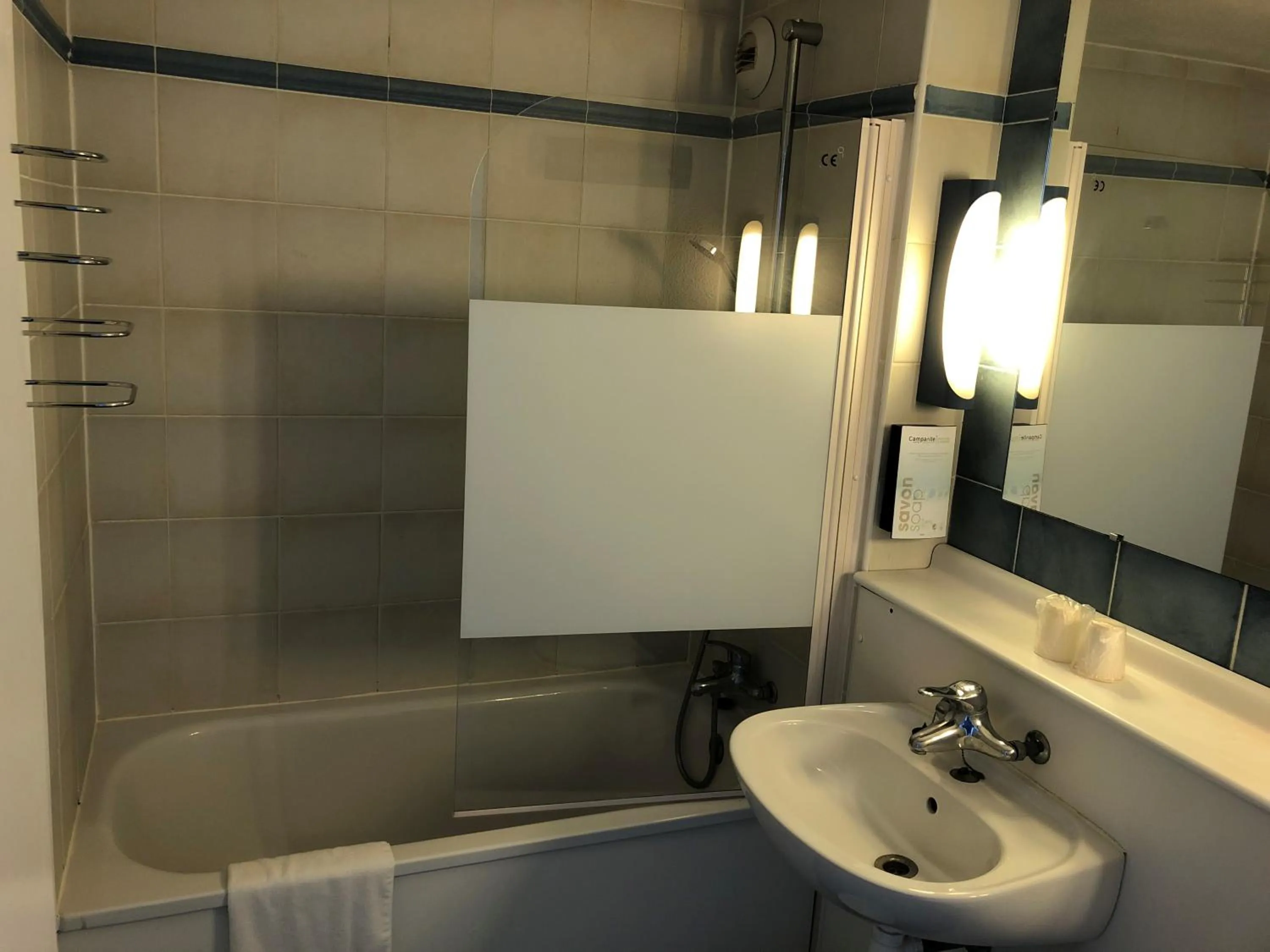 Bathroom in Campanile Laon