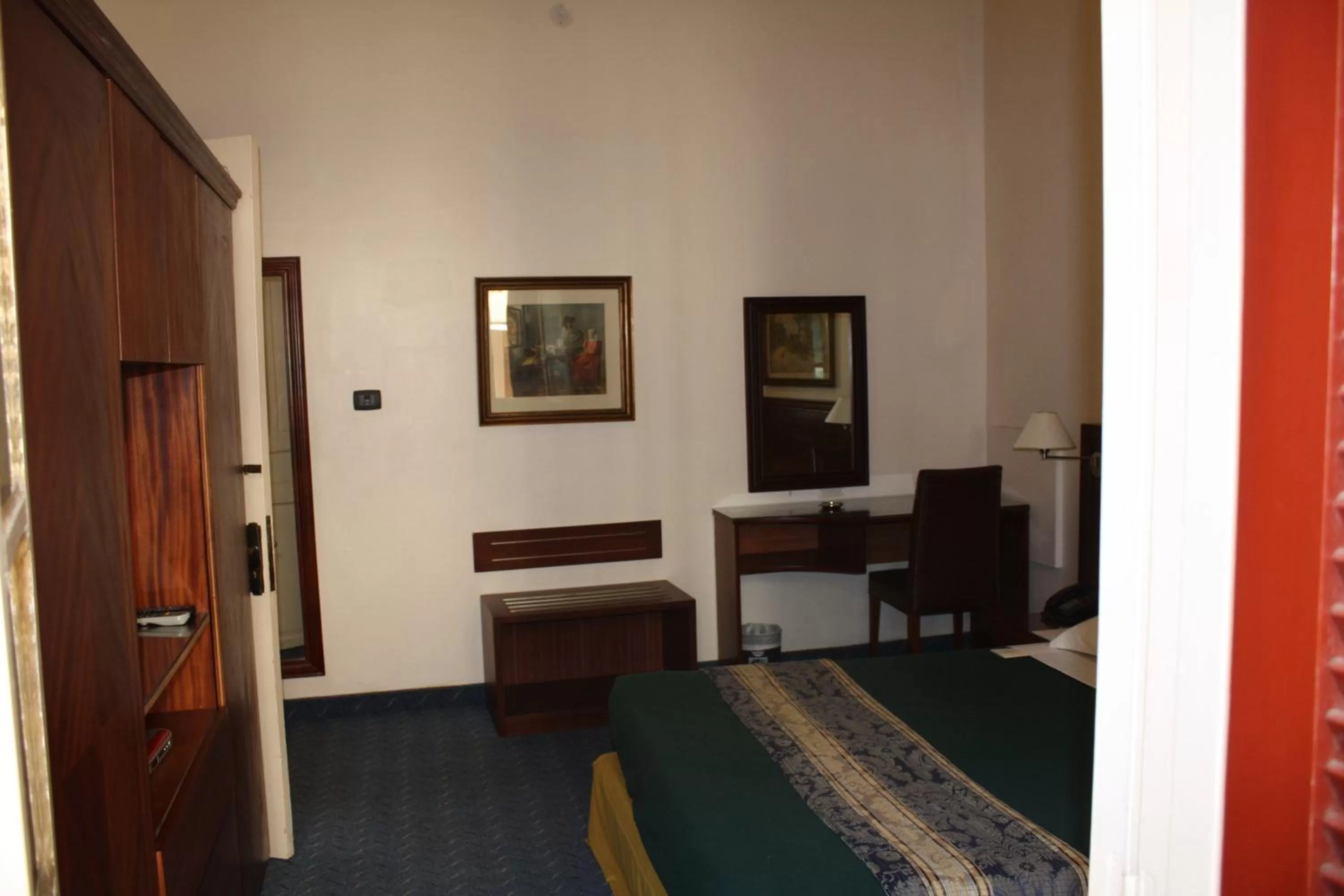 Living room, Bed in The Mayflower Hotel