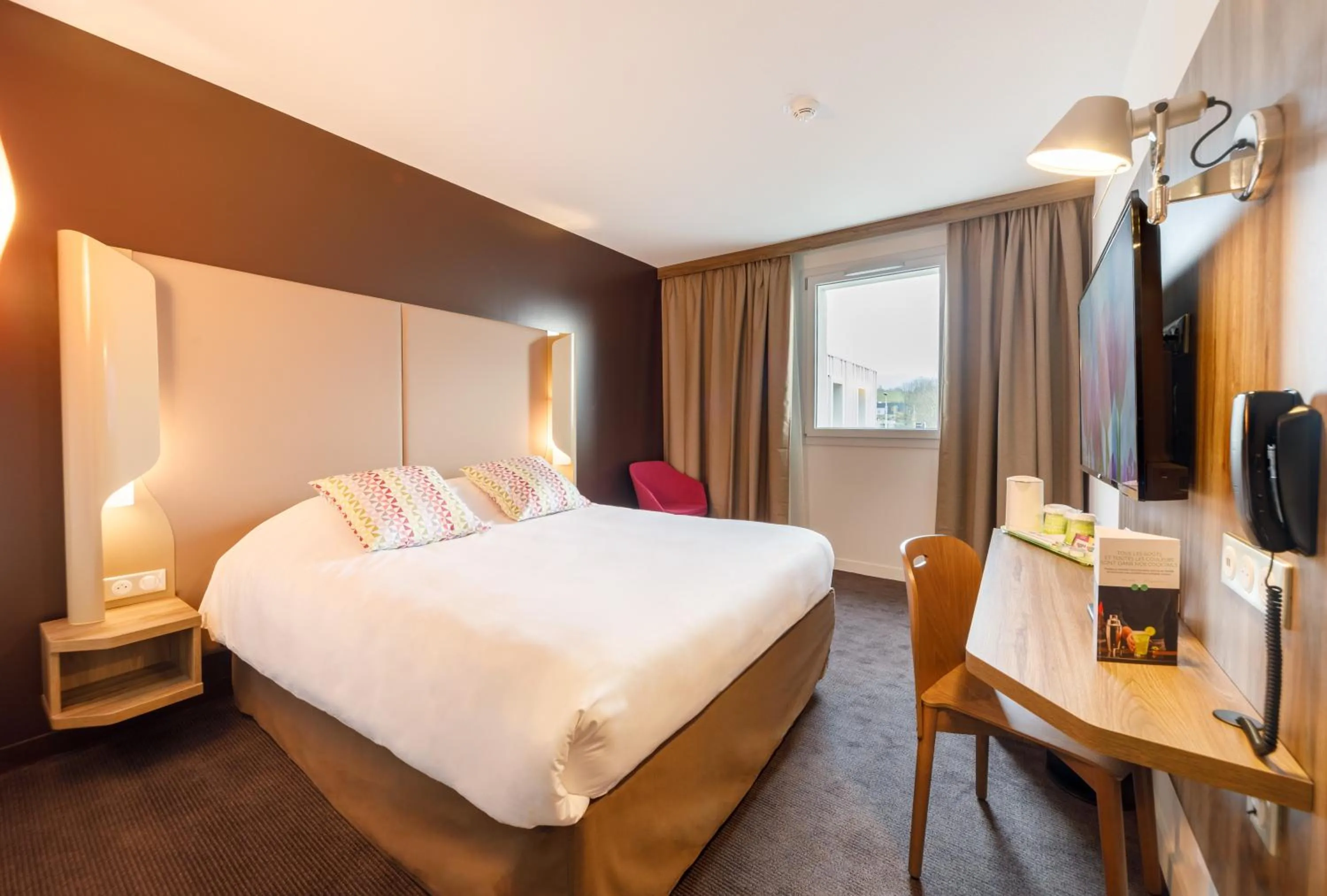 Bedroom, Bed in Campanile Annemasse Est Findrol CHAL