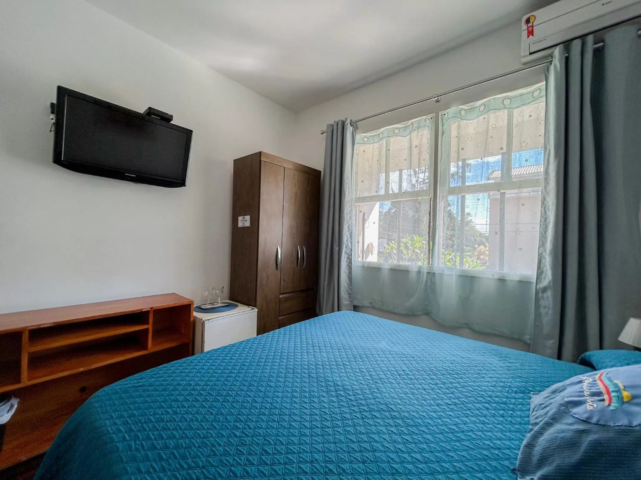 Text overlay, Bed in A Primeira Vista