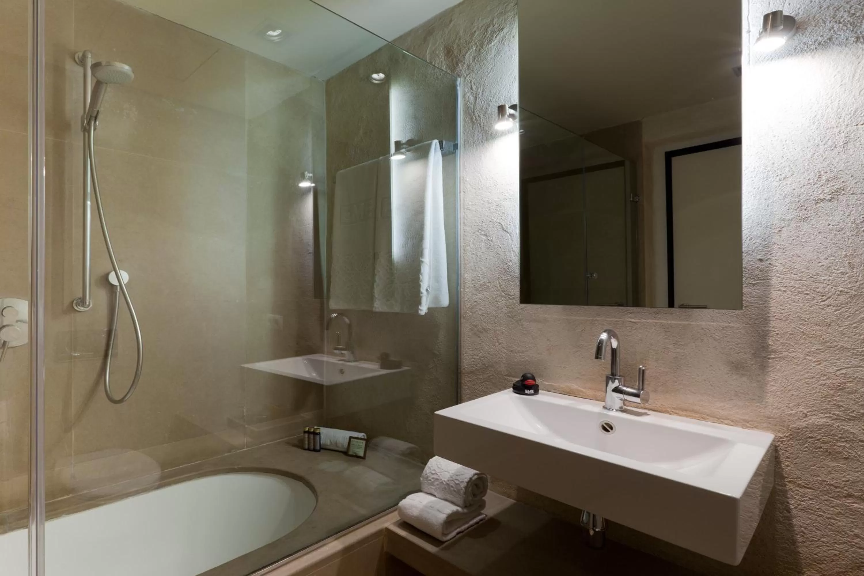 Bathroom in EME Catedral Mercer Hotel