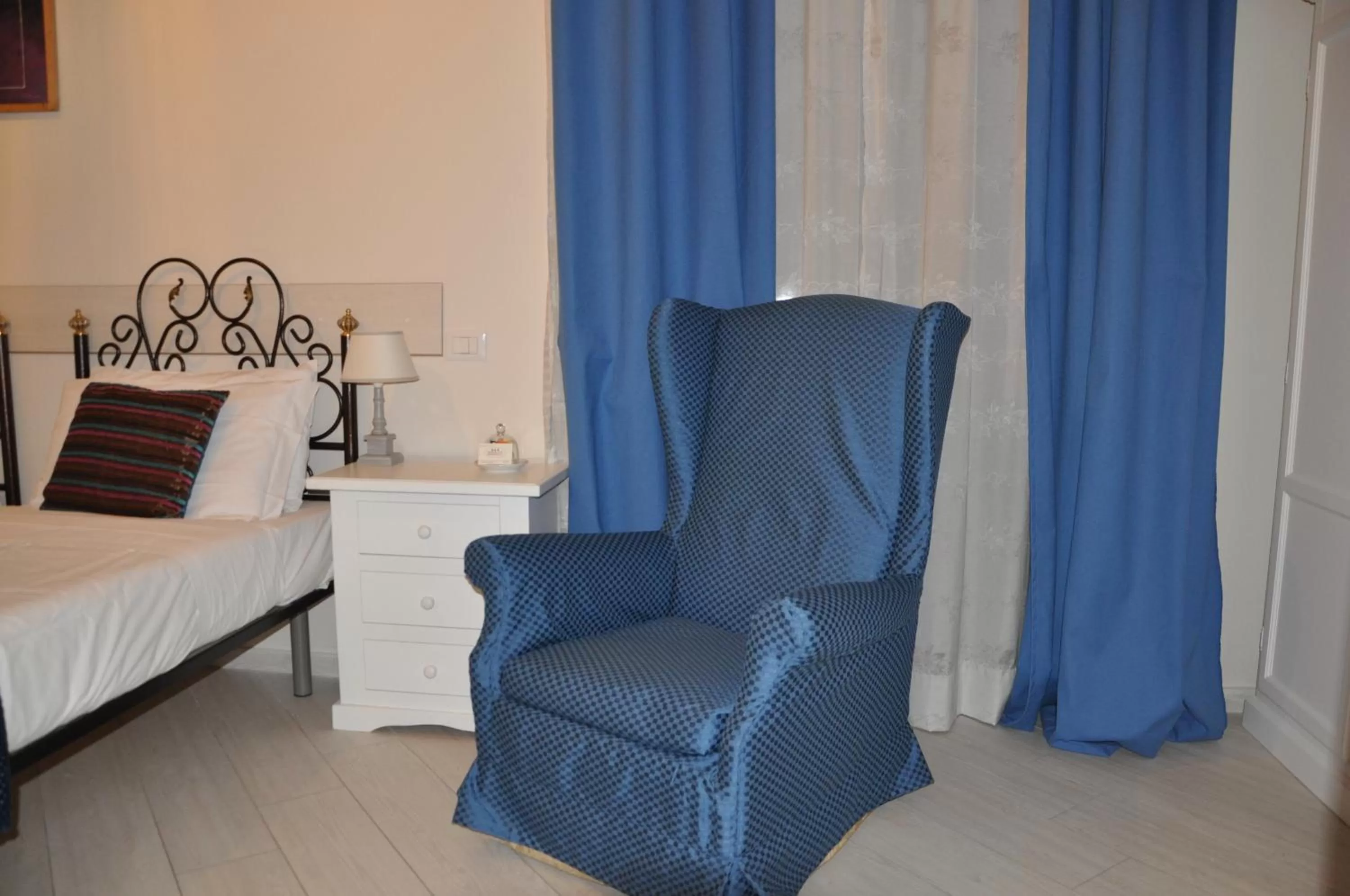 Photo of the whole room, Bed in Domus Borbonica