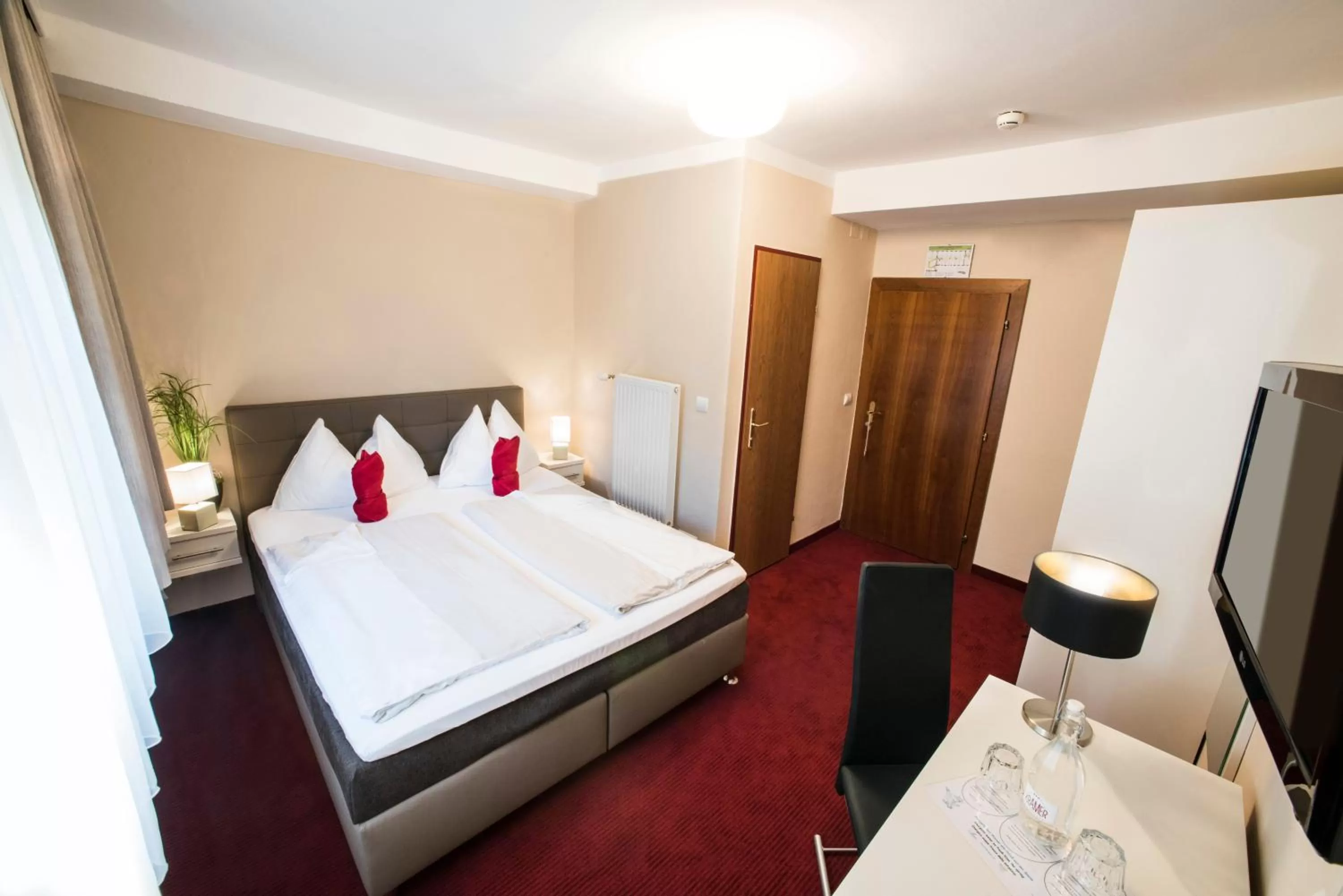 TV and multimedia, Bed in Stadthotel Kramer