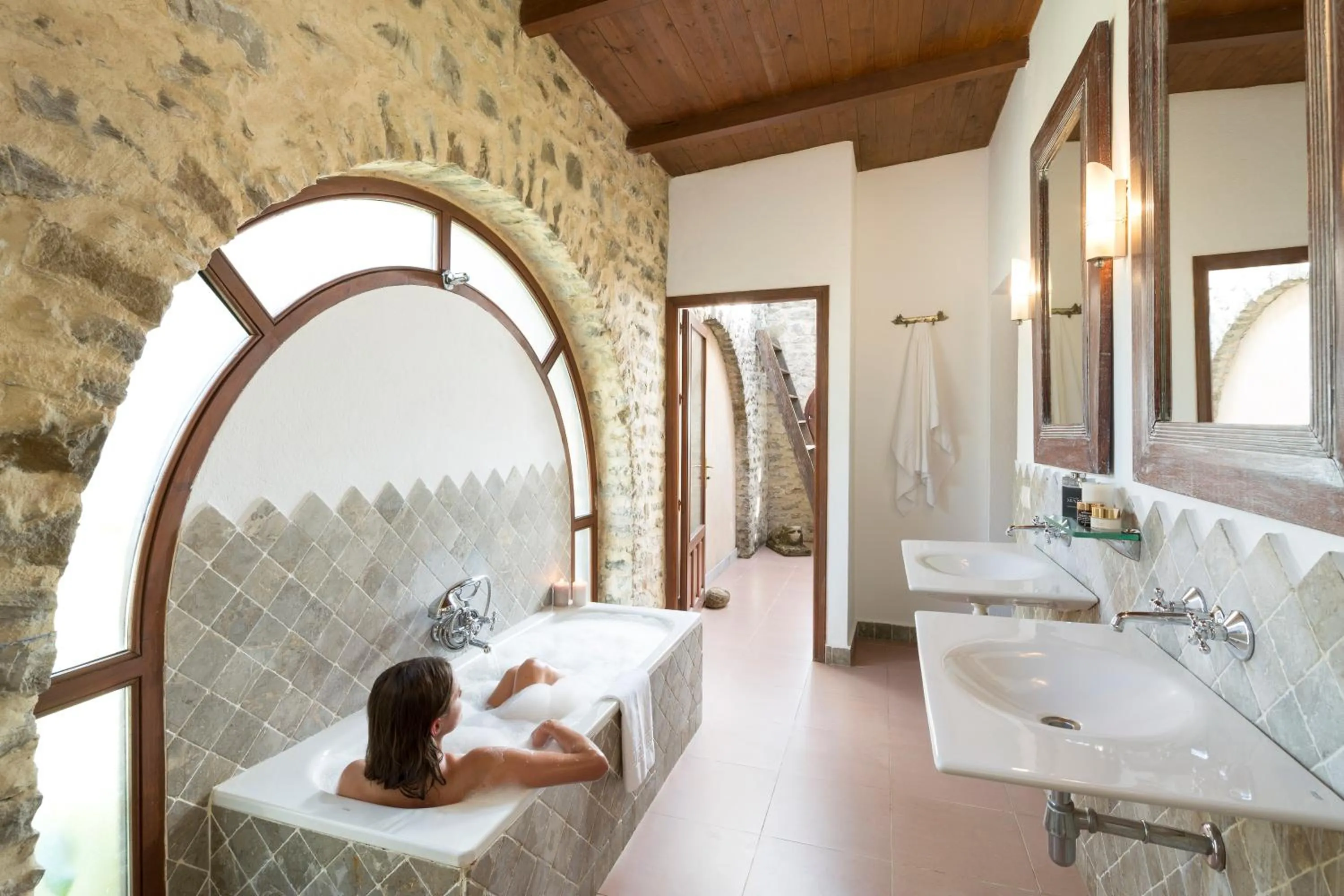 Bathroom, Bed in Hotel Punta Sur