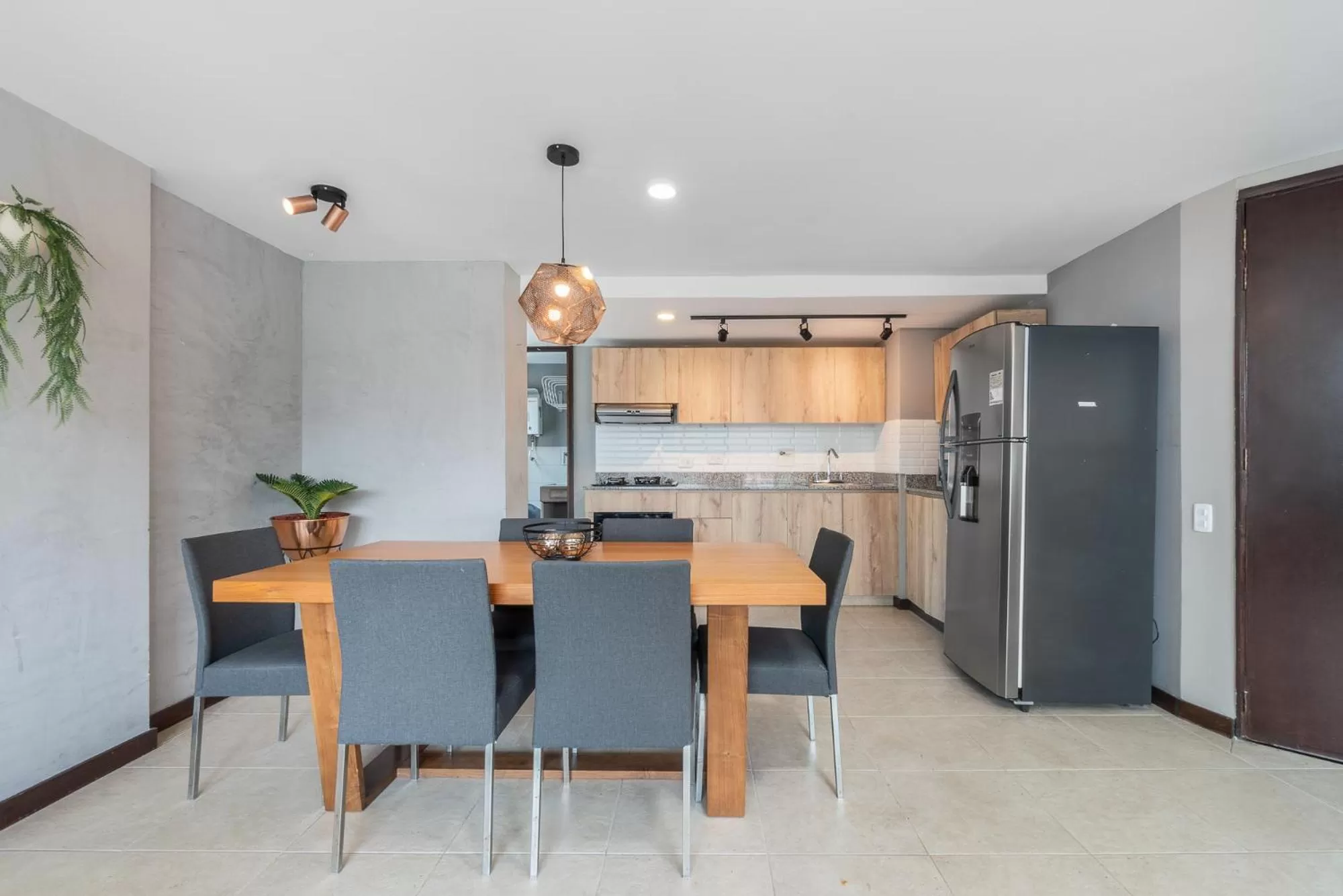 Dining area in Apartamentos Poblado Alejandría by HOUSY HOST