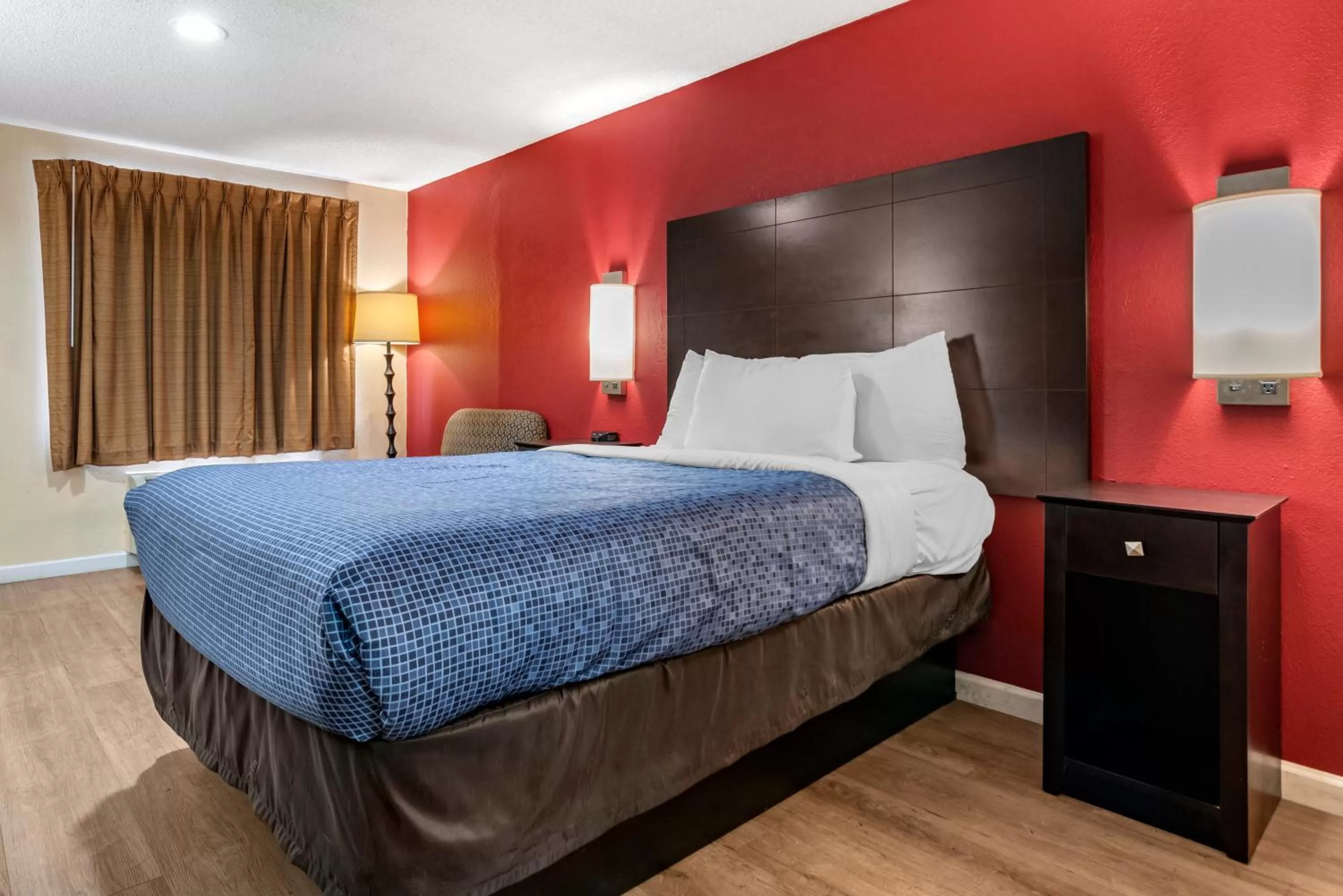 Bed in Econo Lodge Oxford near Choccolocco Park