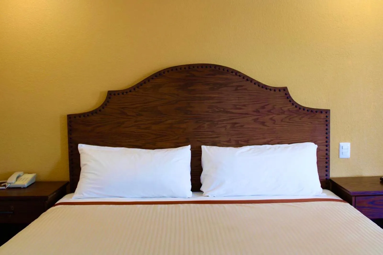 Bedroom, Bed in Estancia Inn