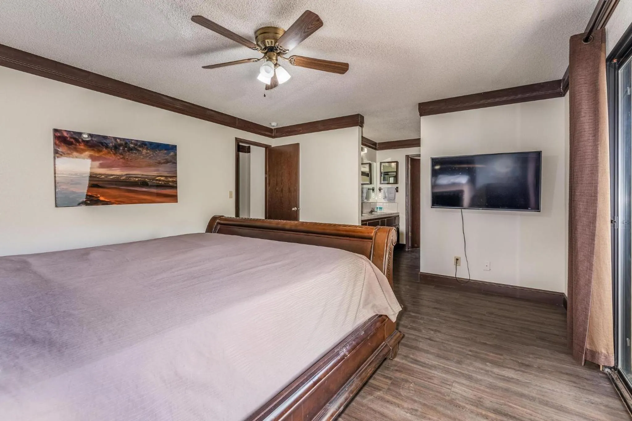 Bed in Mountain Trail Lodge and Vacation Rentals