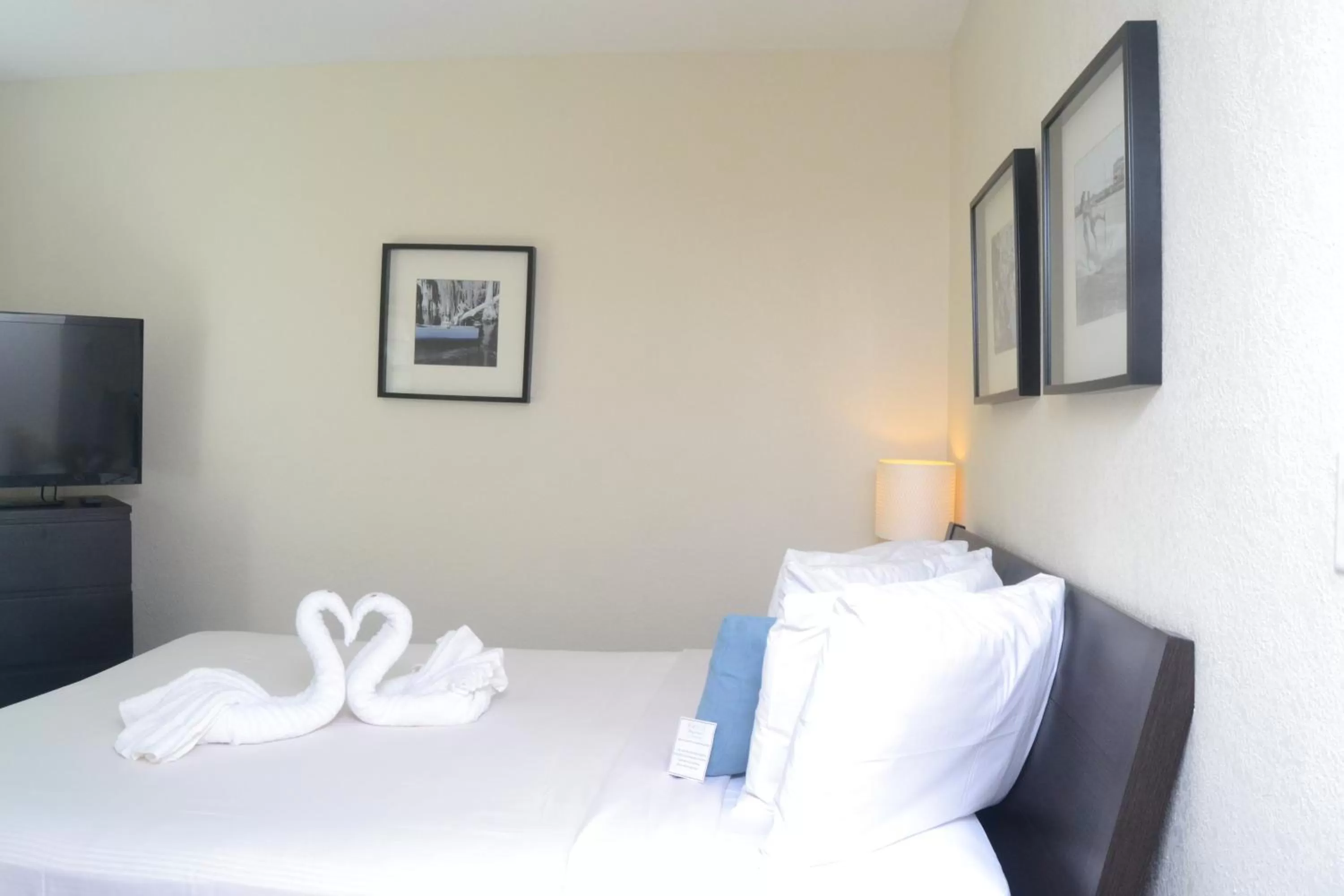 Bed in Tara Hotel A North Beach Village Resort Hotel