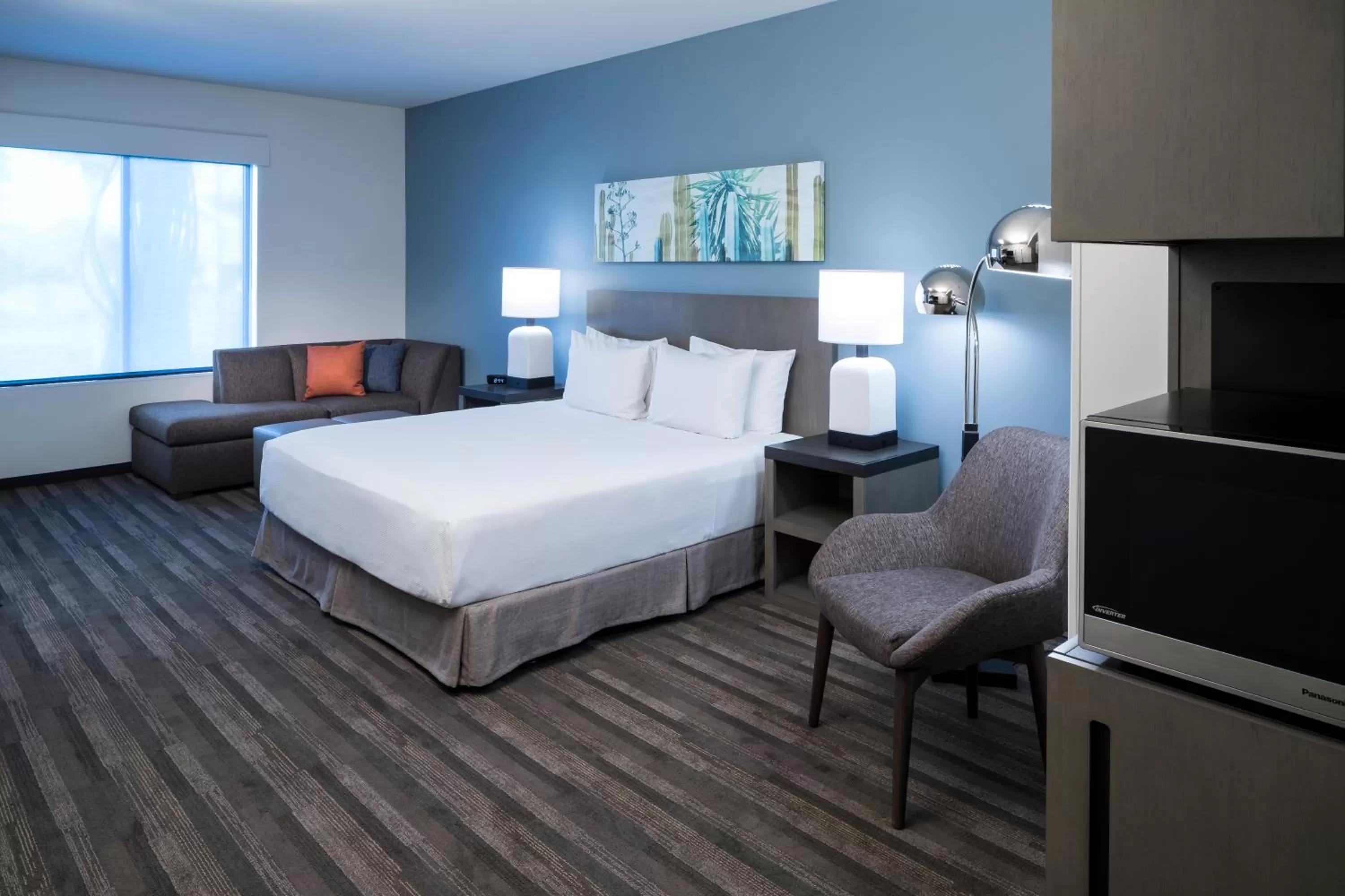 Photo of the whole room, Bed in Hyatt House Tempe Phoenix University