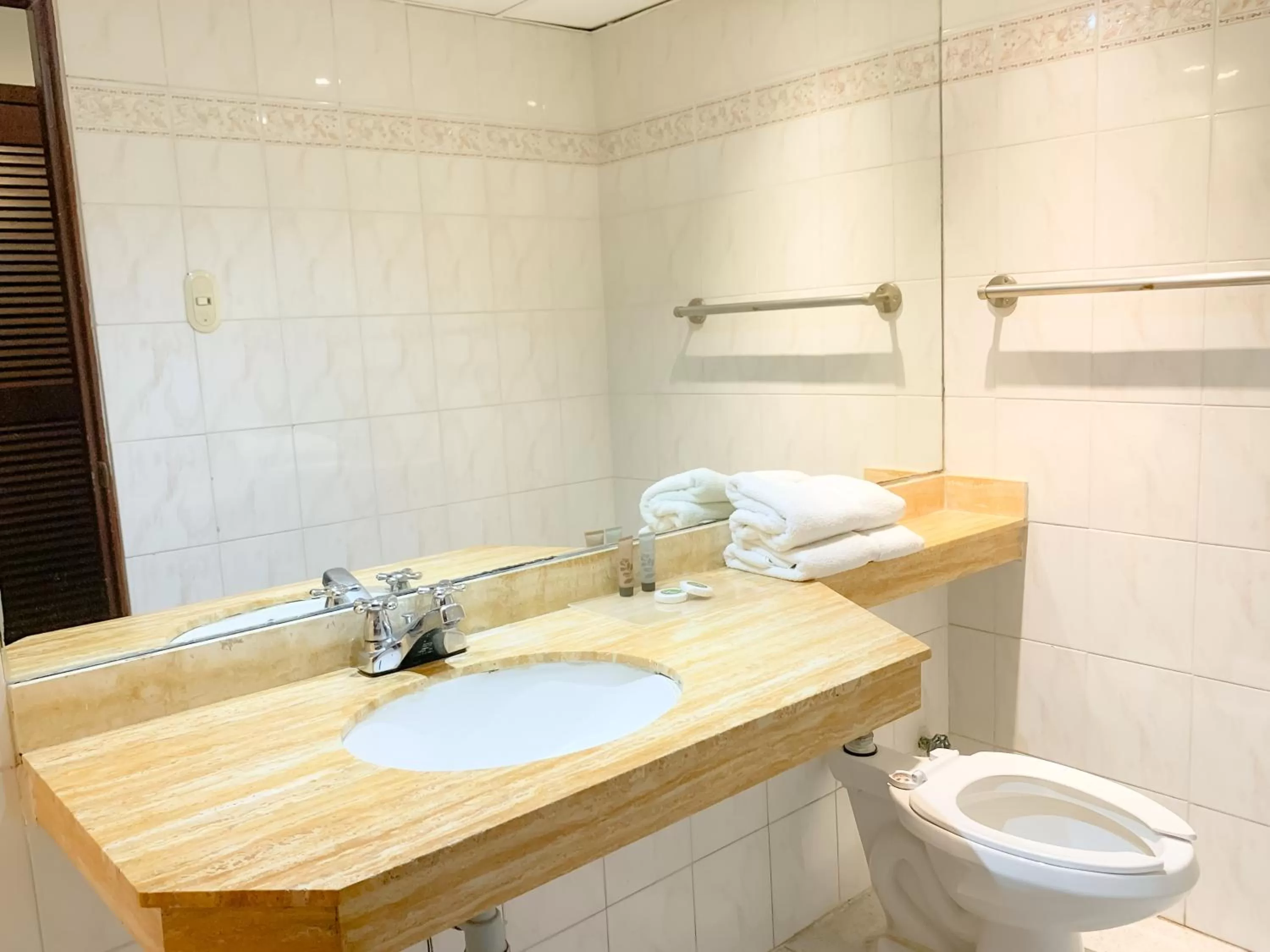 Bathroom in Hotel Faranda Express Puerta Del Sol Barranquilla, A Member of Radisson Individuals