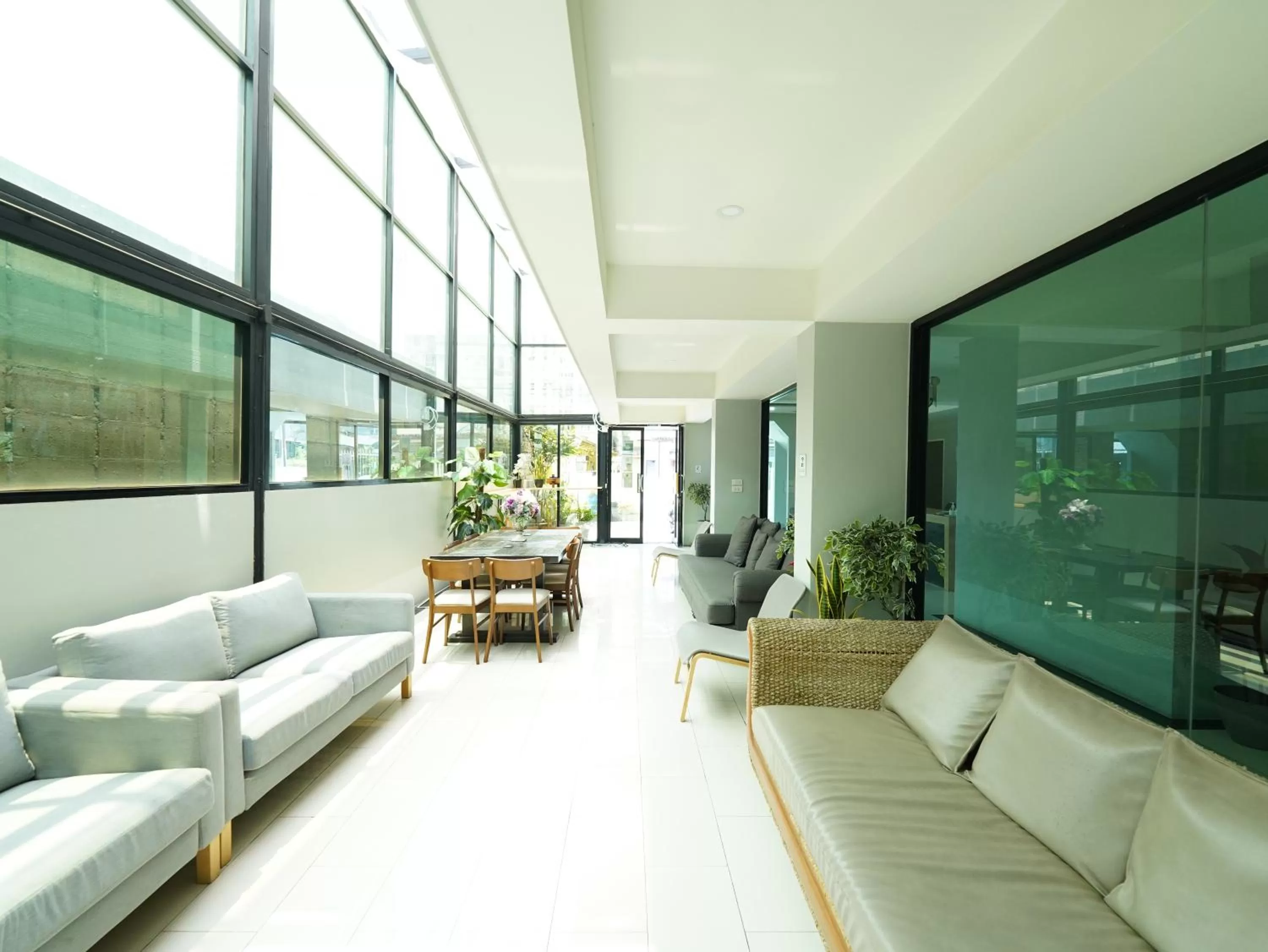 Seating area in RoomQuest Bangkok Don Mueang Airport