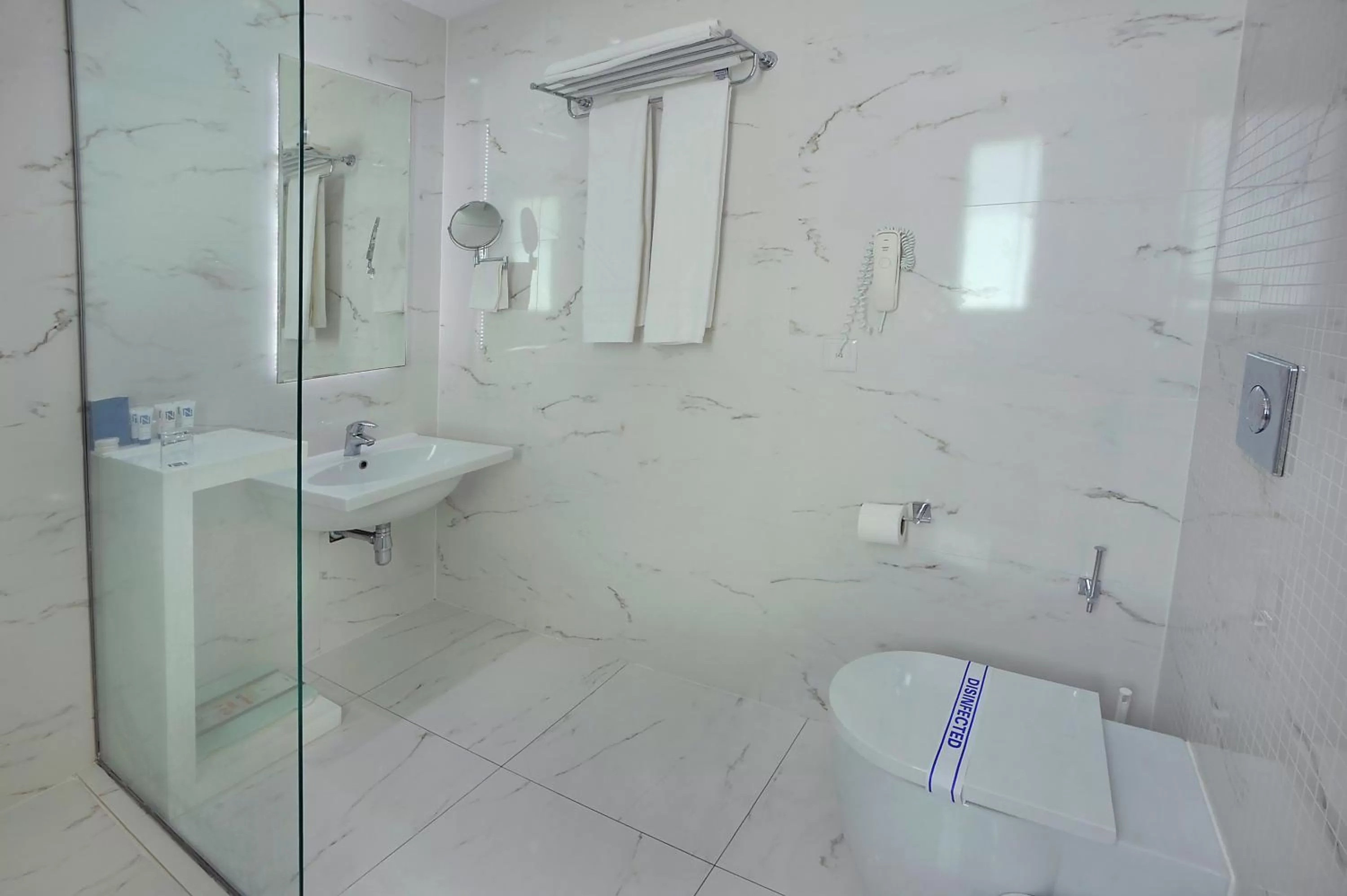 Shower in Nestor Hotel