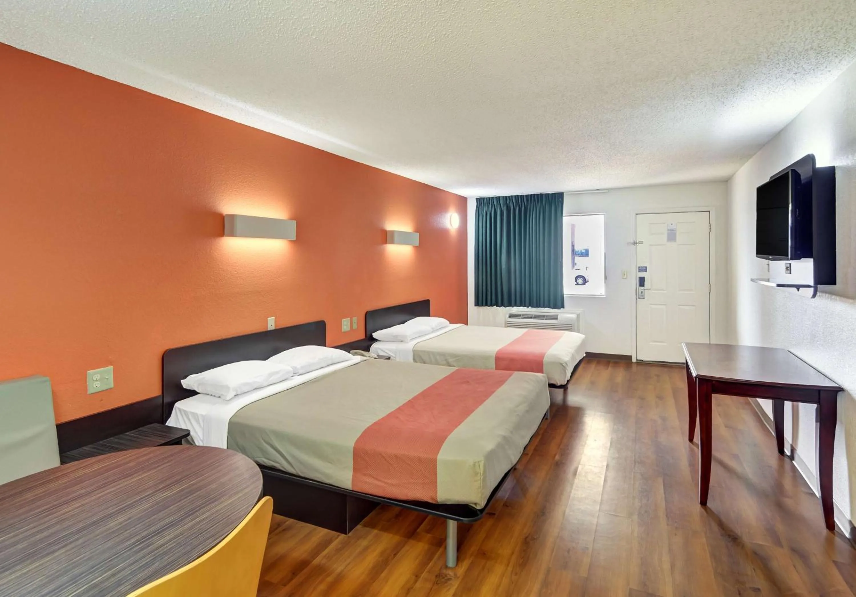 TV and multimedia, Bed in Motel 6-Lindale, TX