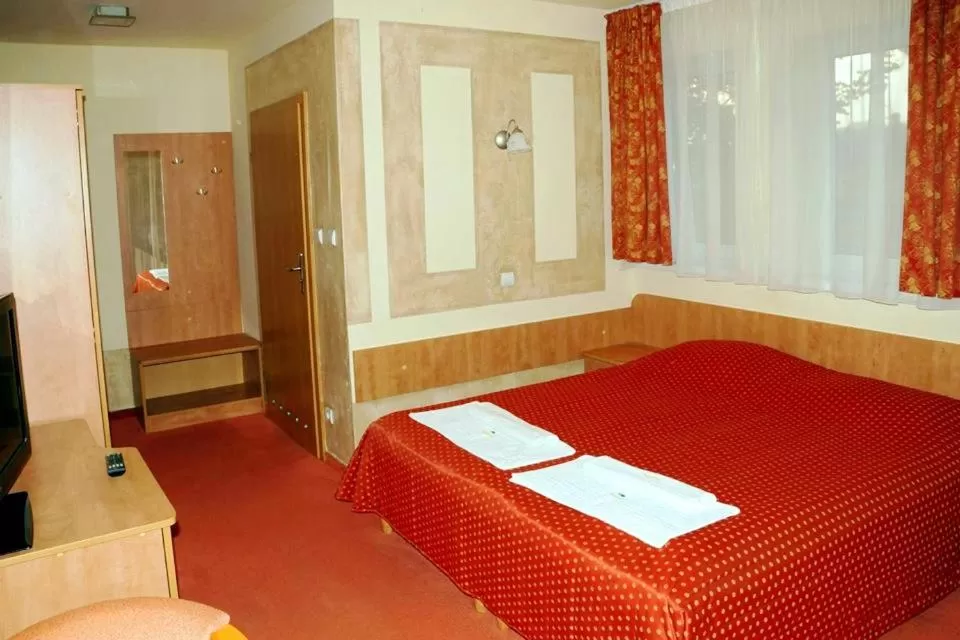 Toilet, Bed in Rezydencja 5 Dębów