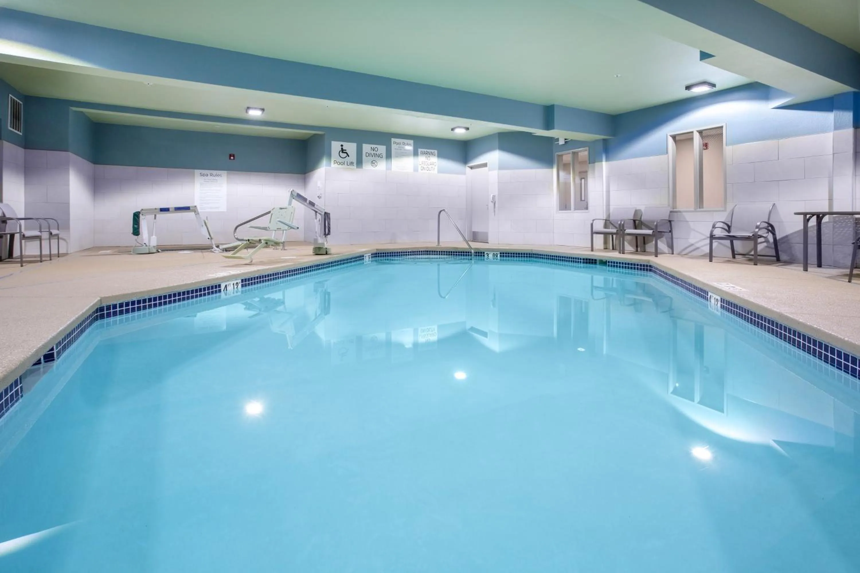 Swimming pool in Holiday Inn Express & Suites Lincoln City by IHG