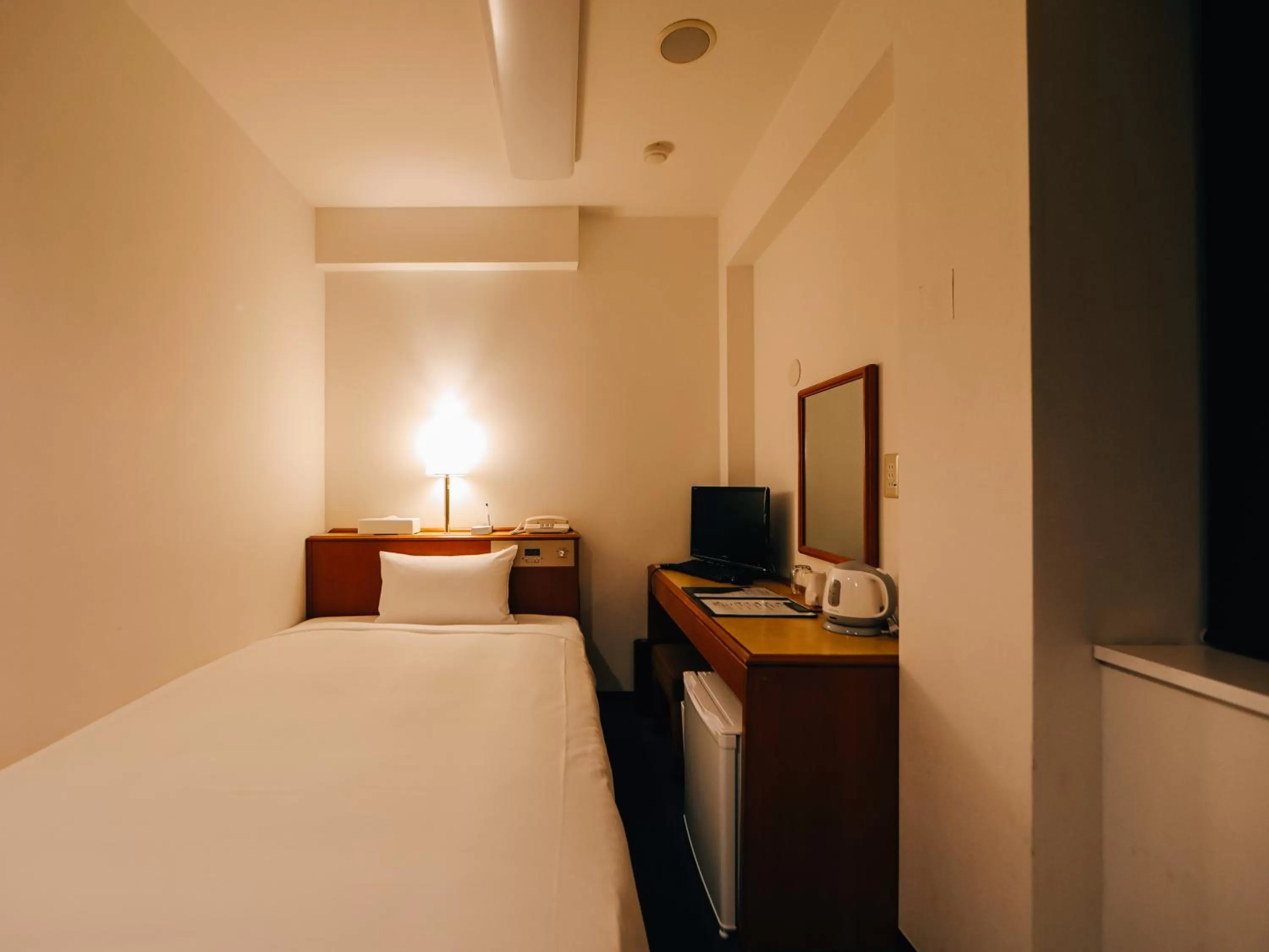 Photo of the whole room, Bed in 3s HOTEL HIRATSUKA