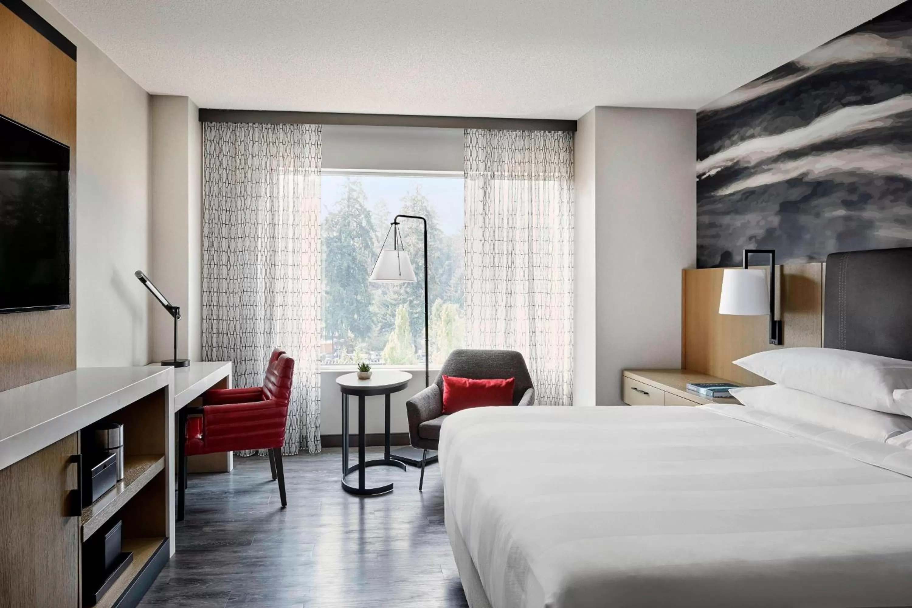 Photo of the whole room, Bed in Seattle Marriott Redmond