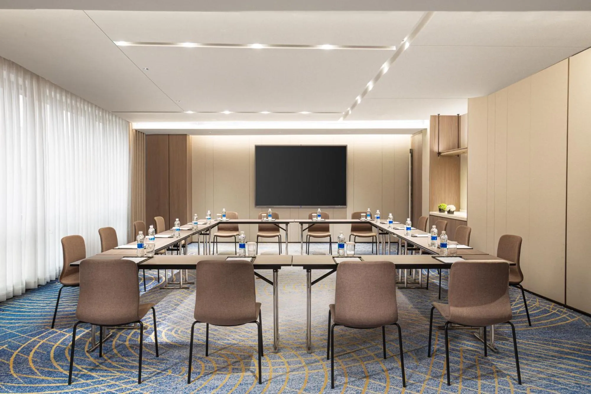 Meeting/conference room in HUALUXE Shanghai Changfeng Park by IHG