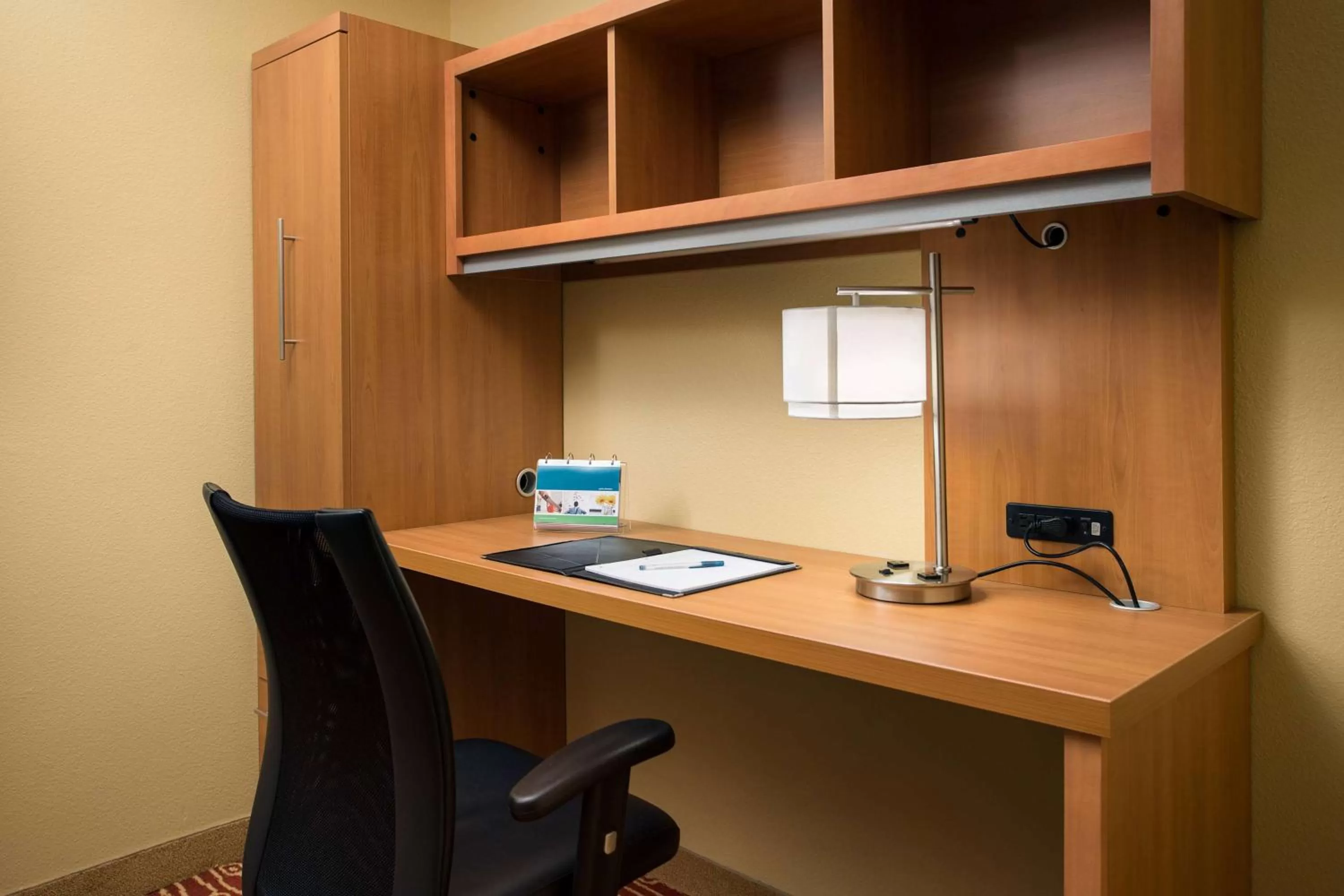 Studio Suite Queen with Roll-In Shower - Mobility/Hearing Accessible in Sonesta Simply Suites Phoenix Scottsdale